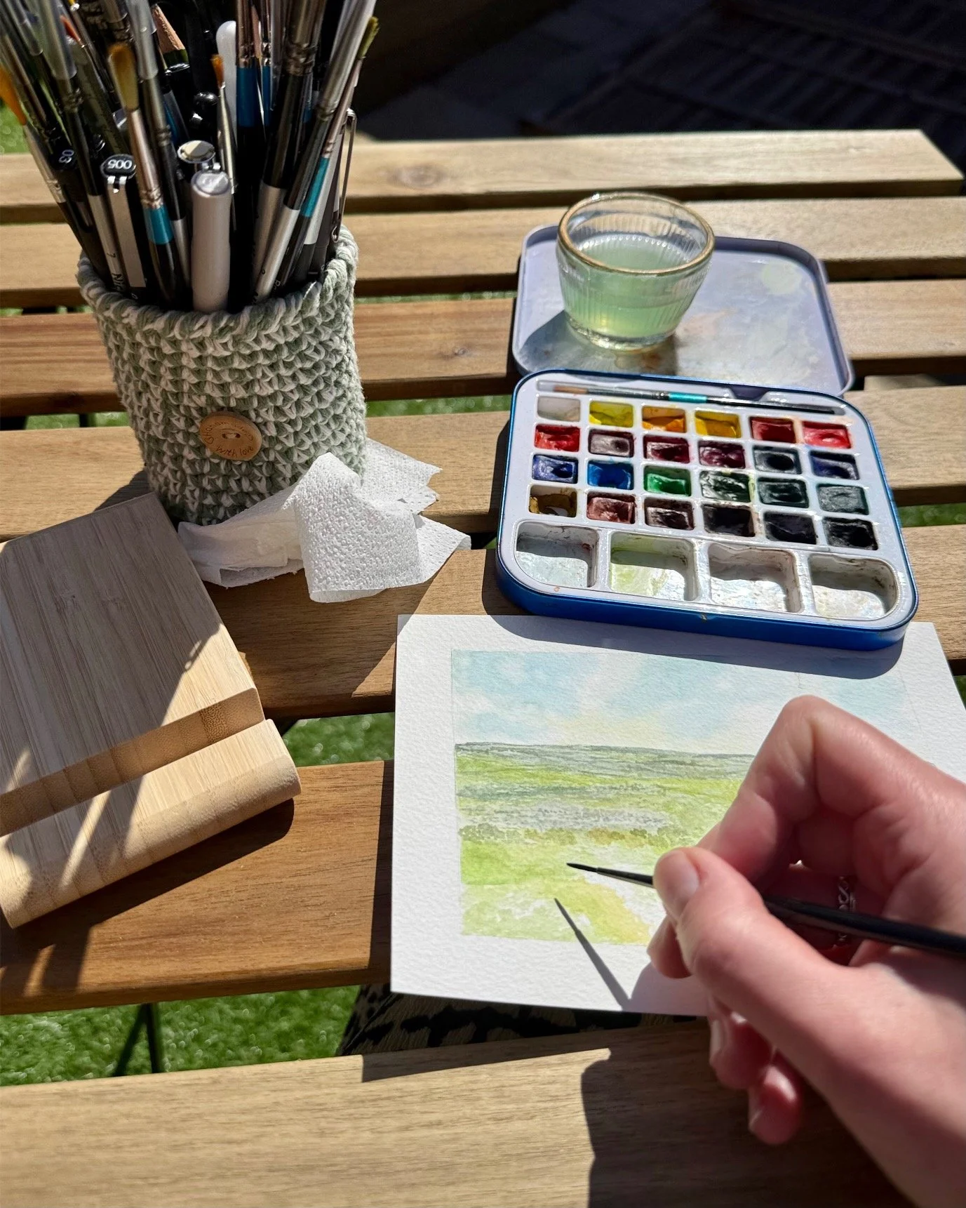 Painting a landscape commission in the glorious sunshine! ☀️

I'm so looking forward to doing more of this over the coming months, there&rsquo;s just something about working outdoors that feels so good. 

If you&rsquo;d like a gentle escape into pain