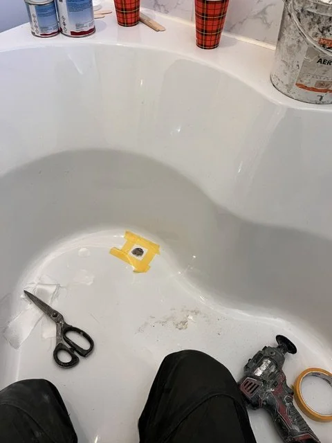 Crack repair in a spa bathtub at a hotel by Fiberfix, acrylic spa repair on the Costa Blanca Valencia Ontinyent 