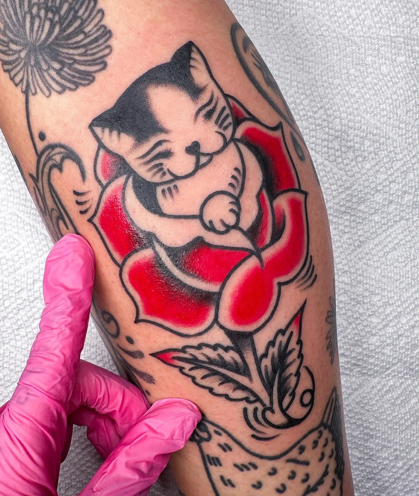 🐈😻🌹🥀
.
.
.
#tattoo #tattoos #tattooartist #traditionaltattoos #traditionaltattoo #trad #traditional #besttrad #realtattoos #tattoosofinstagram #topclasstattooing #vancouvertattoo #vancouvertattooartist #oldlines #oldschooltattz #besttradtattoos #