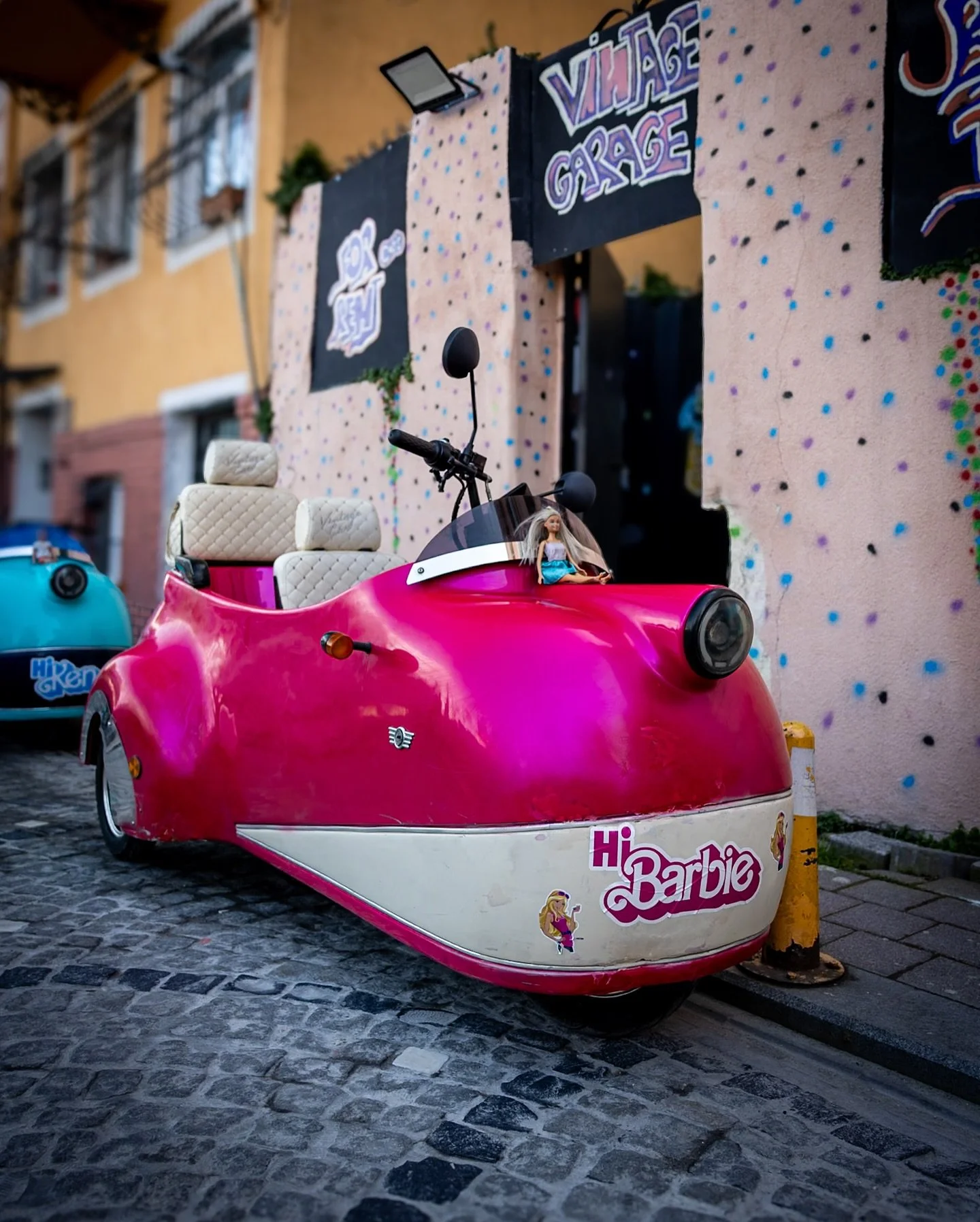 Drive your story loud

#StreetPhotography #UrbanStorytelling #PopCultureVibes #VisualStorytelling #EverydayStreet #CityColors #BarbieVibes #PinkDreams #UrbanAesthetics #StreetFinds #StreetArtPhotography #CinematicStreet #Barbiecore #RetroVibes #Barbi