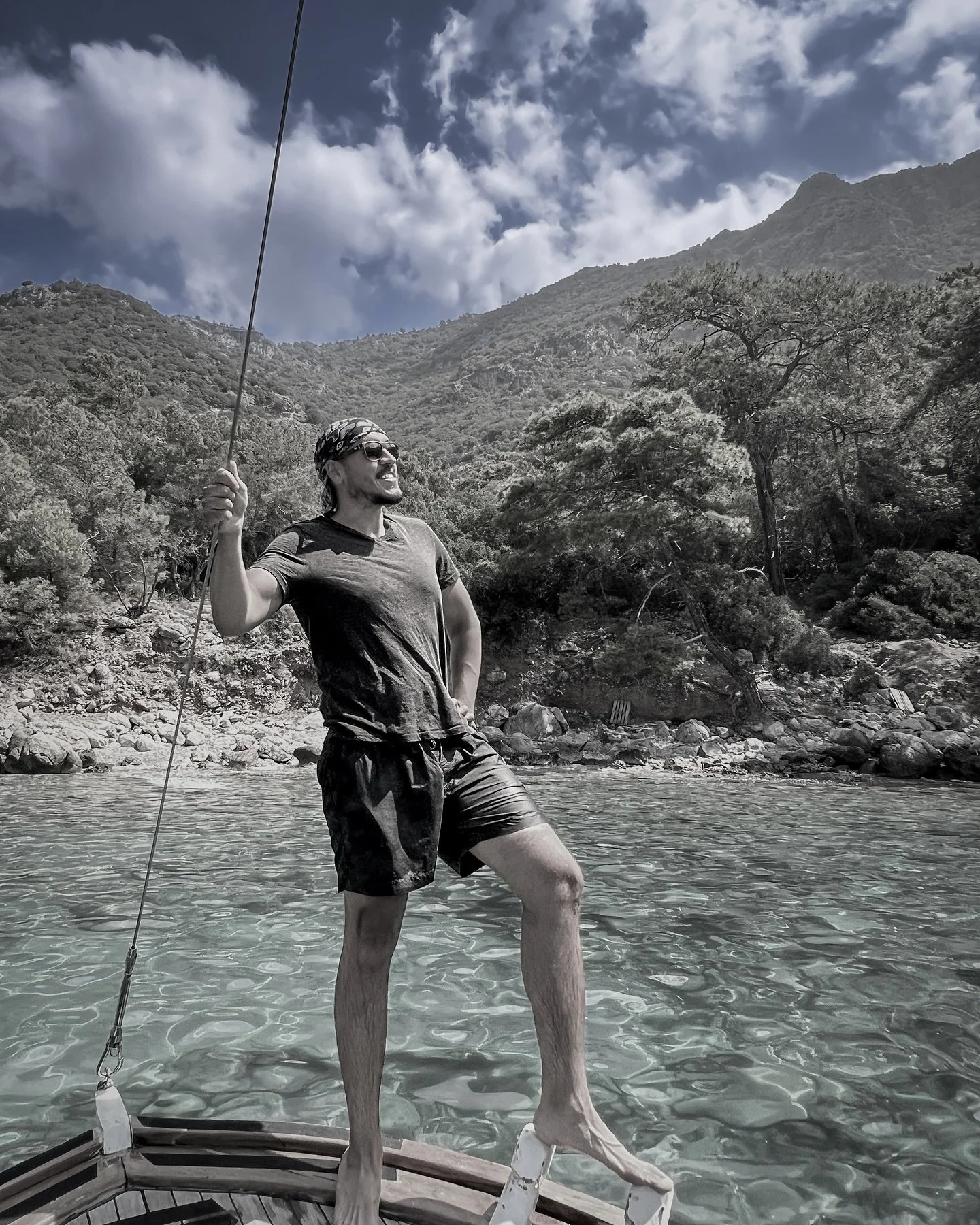 Feet on the deck, eyes on the crystal clear waters.

That&rsquo;s what I need exactly right now&hellip;

#ManAndNature #OceanSoul #WanderMore #MountainMeetsSea 
#WildAndFree #SaltInTheAir #NatureMeetsSoul #ExplorerStyle 
#SeasTheDay #G&uuml;verteModu