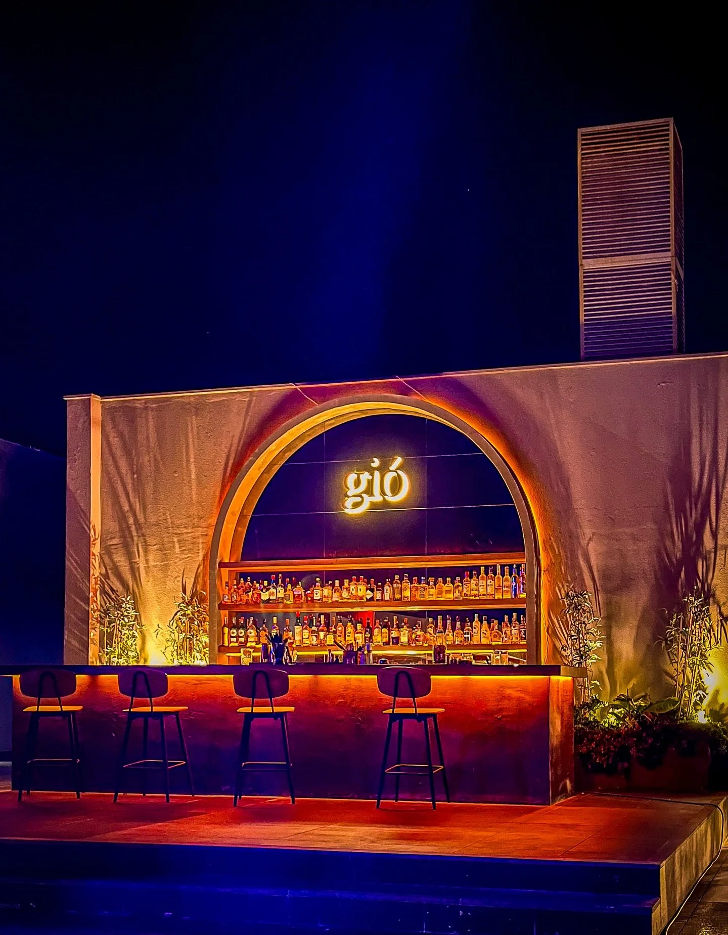 Tonight, you&rsquo;re the main act in the scene.🕯️✨

#bar #LuxuryNights #CocktailCulture #BarDesign #EveningVibes #BarScene #NightLights #ModernBar #DesignLovers #MinimalAesthetic #IstanbulNightlife #CityLights #NeonMood #BarGoals #EveningGlow #Eleg
