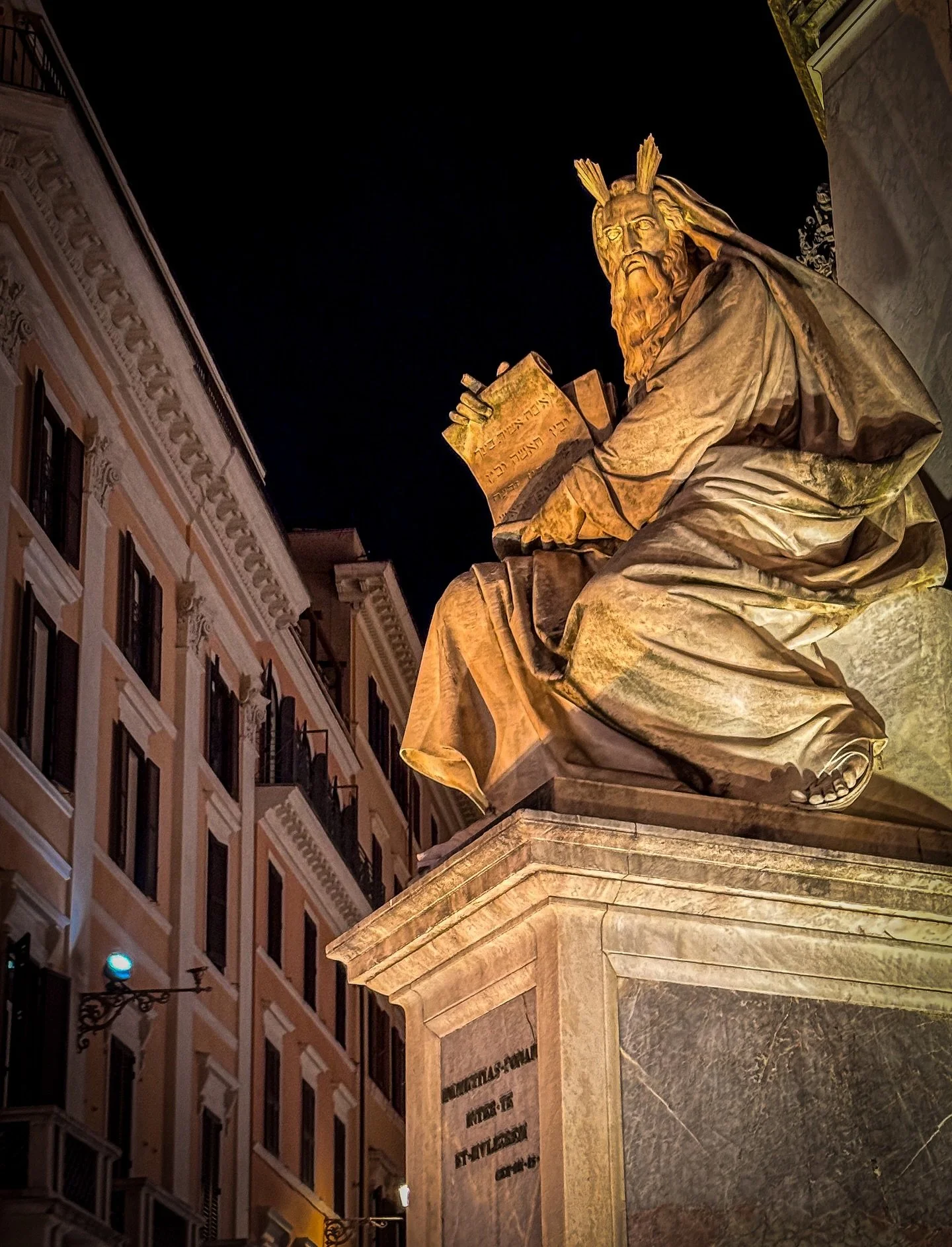 Beneath the Roman night sky, wisdom is carved into silence.

Moses by Michelangelo

#RomeByNight #MichelangeloMoses #RomanStreets #EternalCity #NightPhotography #StatueStories #ClassicArt #BaroqueBeauty #PiazzaDiSpagna #HistoricalRome #CityOfStatues 