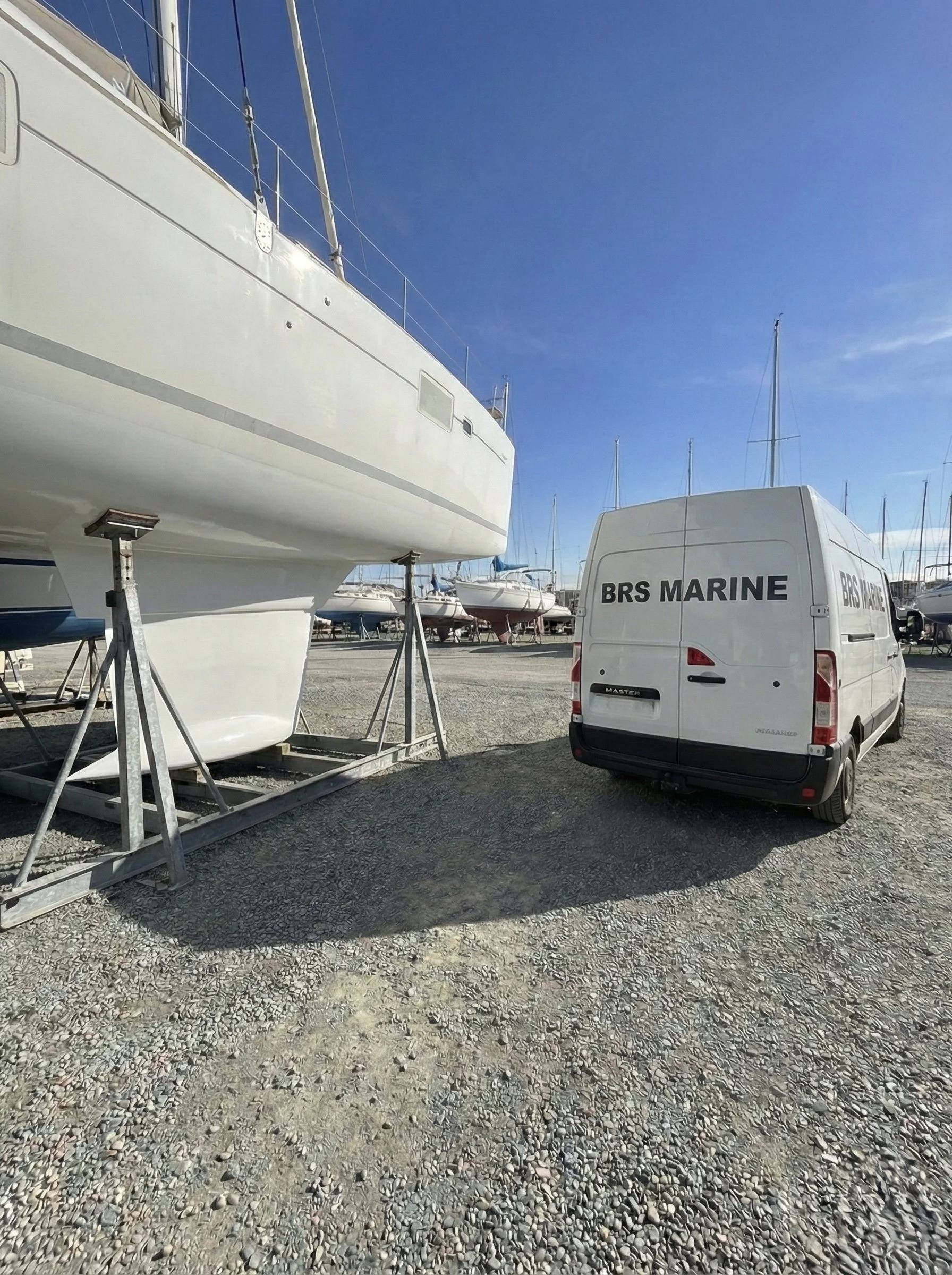 Diagnostic moteur hors-bord sur un ponton du golfe de fos