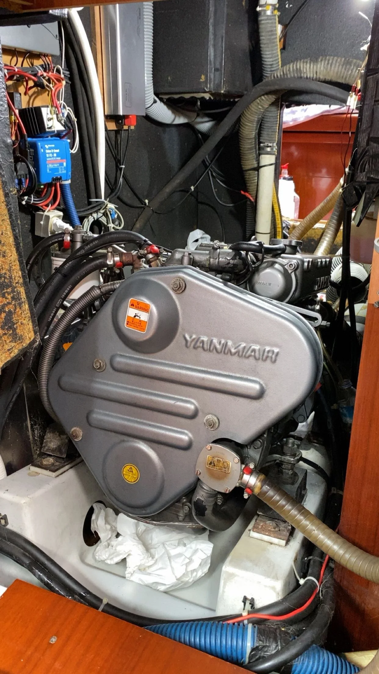 Entretien moteur in-board sur un ponton de l'étang de Berre