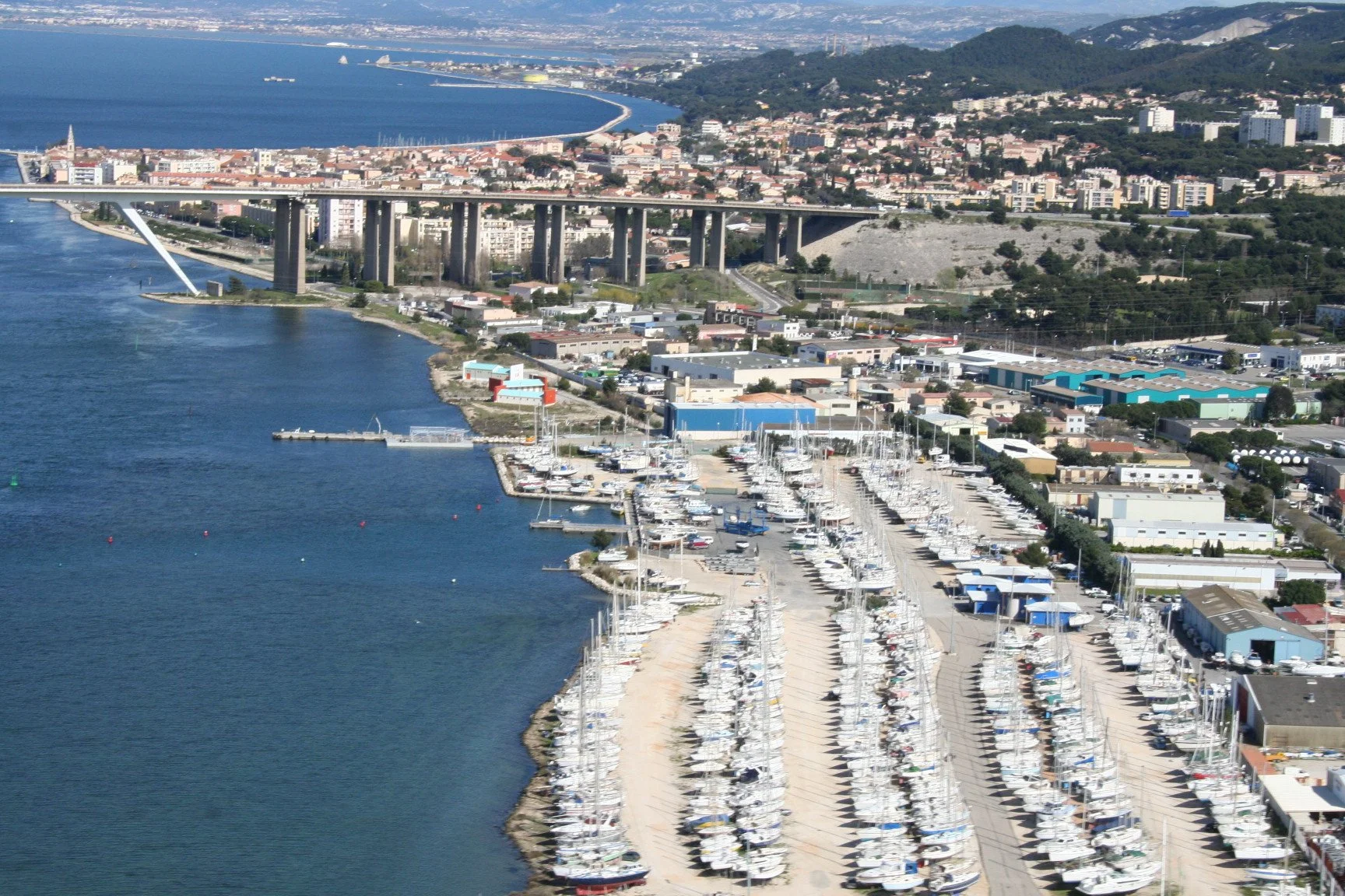 Port de plaisance de Martigues et ses pontons sur l'Étang de berre
