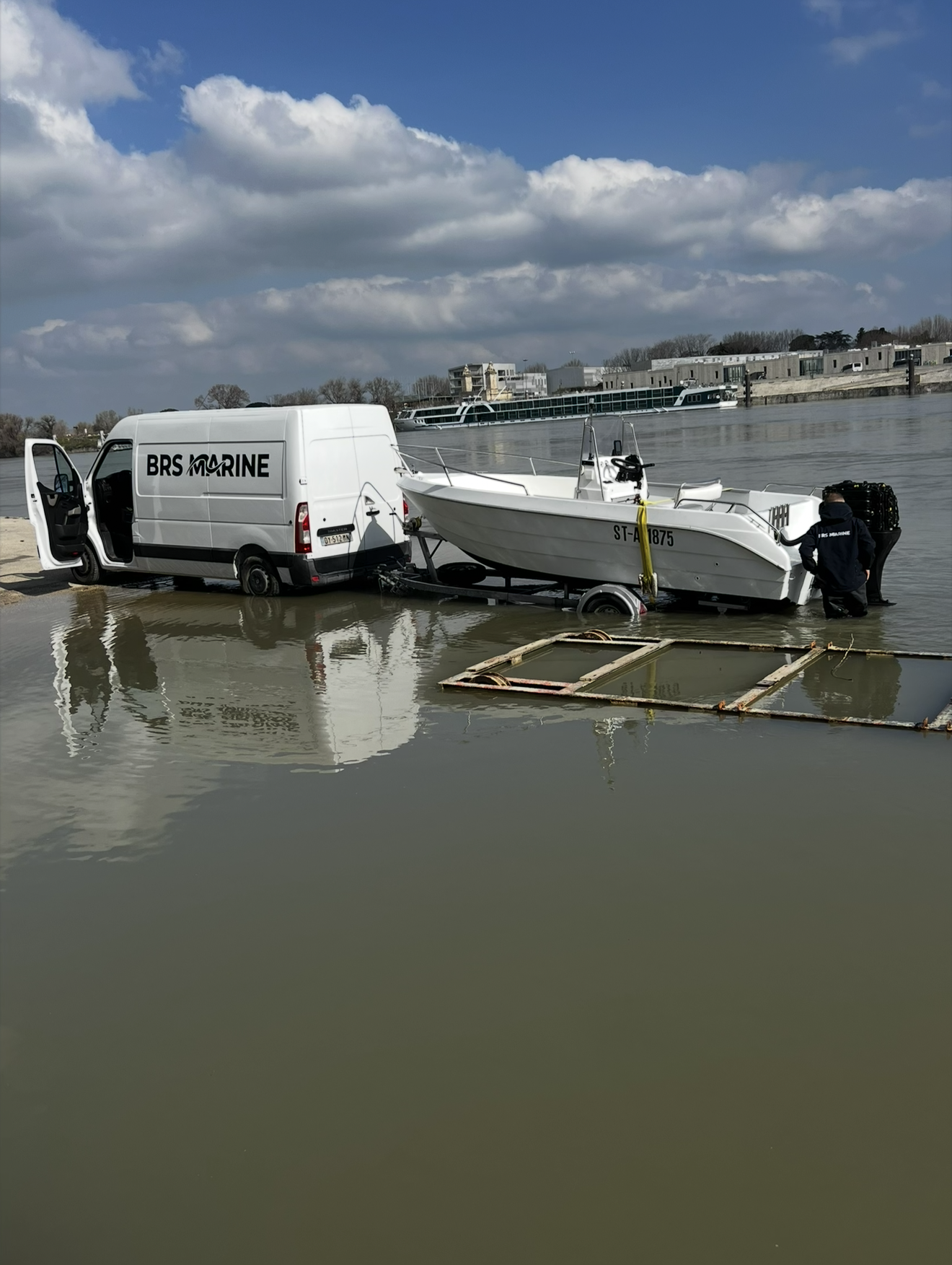 Technicien BRS Marine intervenant sur un moteur de bateau a quai