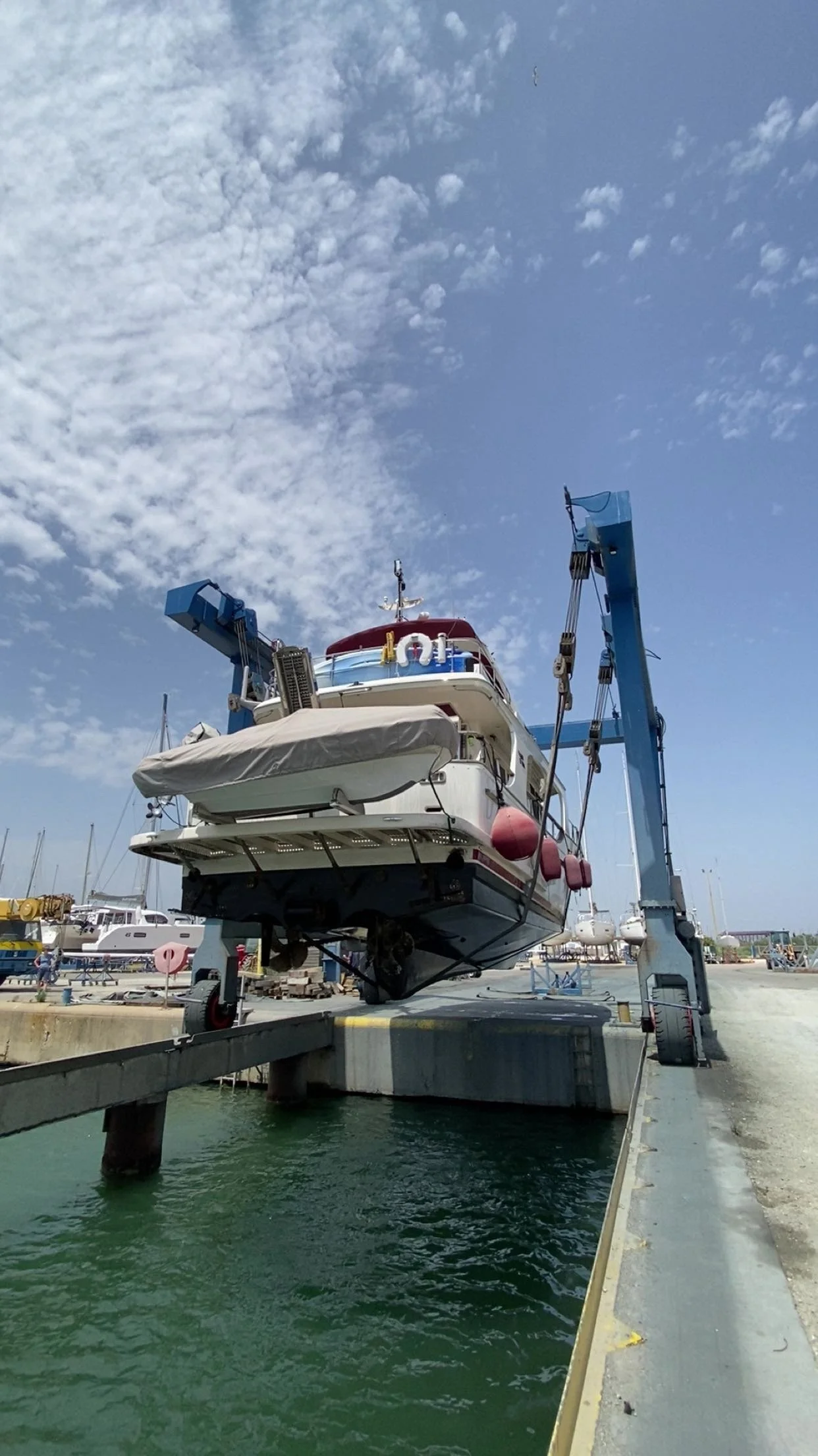 Véhicule atelier BRS Marine stationné au ponton