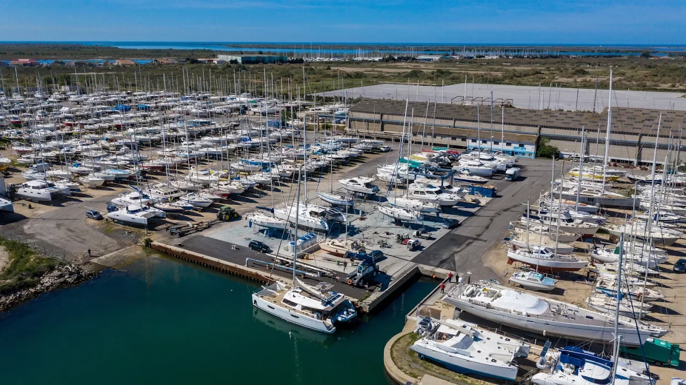 Bateau de plaisance amarré à Port-Saint-Louis-du-Rhône