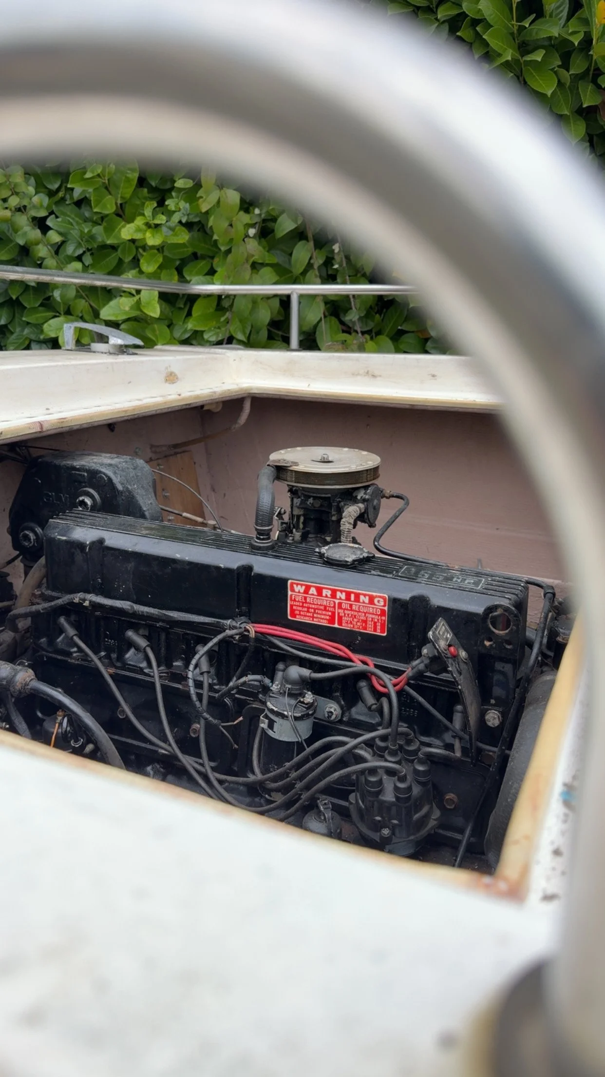 Réparation d'un moteur inboard sur un bateau à quai