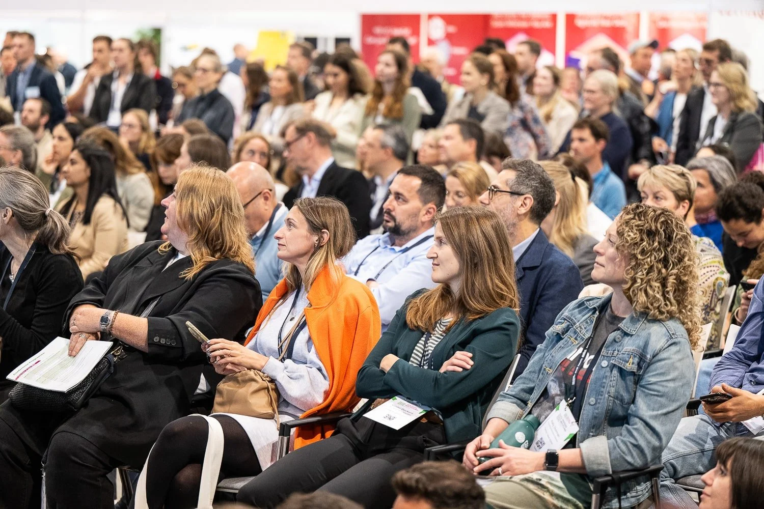 Les participants à la conférence assis et écoutent les conférenciers du Textiles Recycling Expo Bruxelles