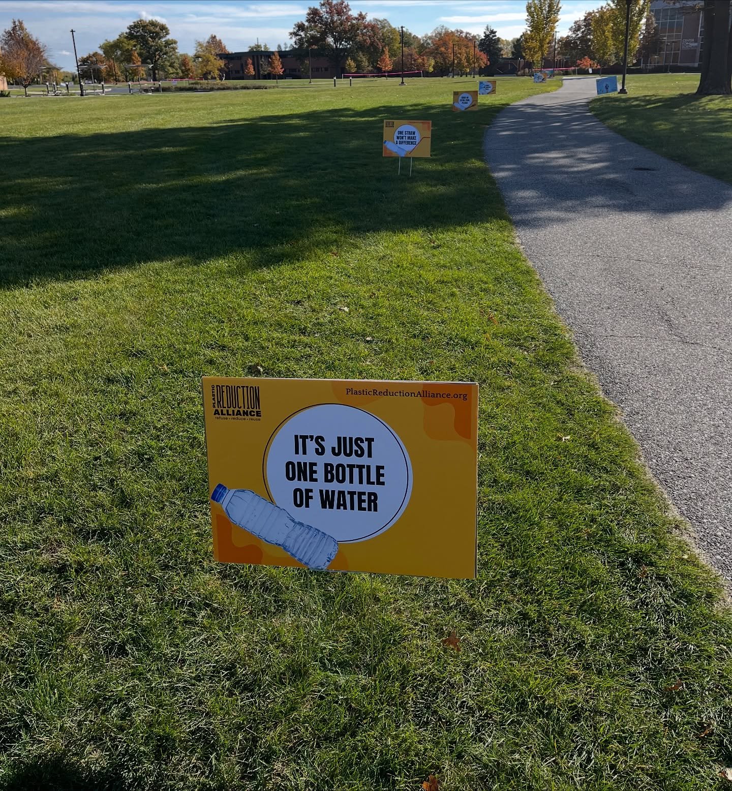 Check out our new PLASTIC FREE road signs!! ✨🧡✨

We designed these with the help of one of our members to put up at any event and promote using LESS plastic!! Because JUST ONE adds up!! 

We had them up last weekend for the @gotr_indianacrossroads l