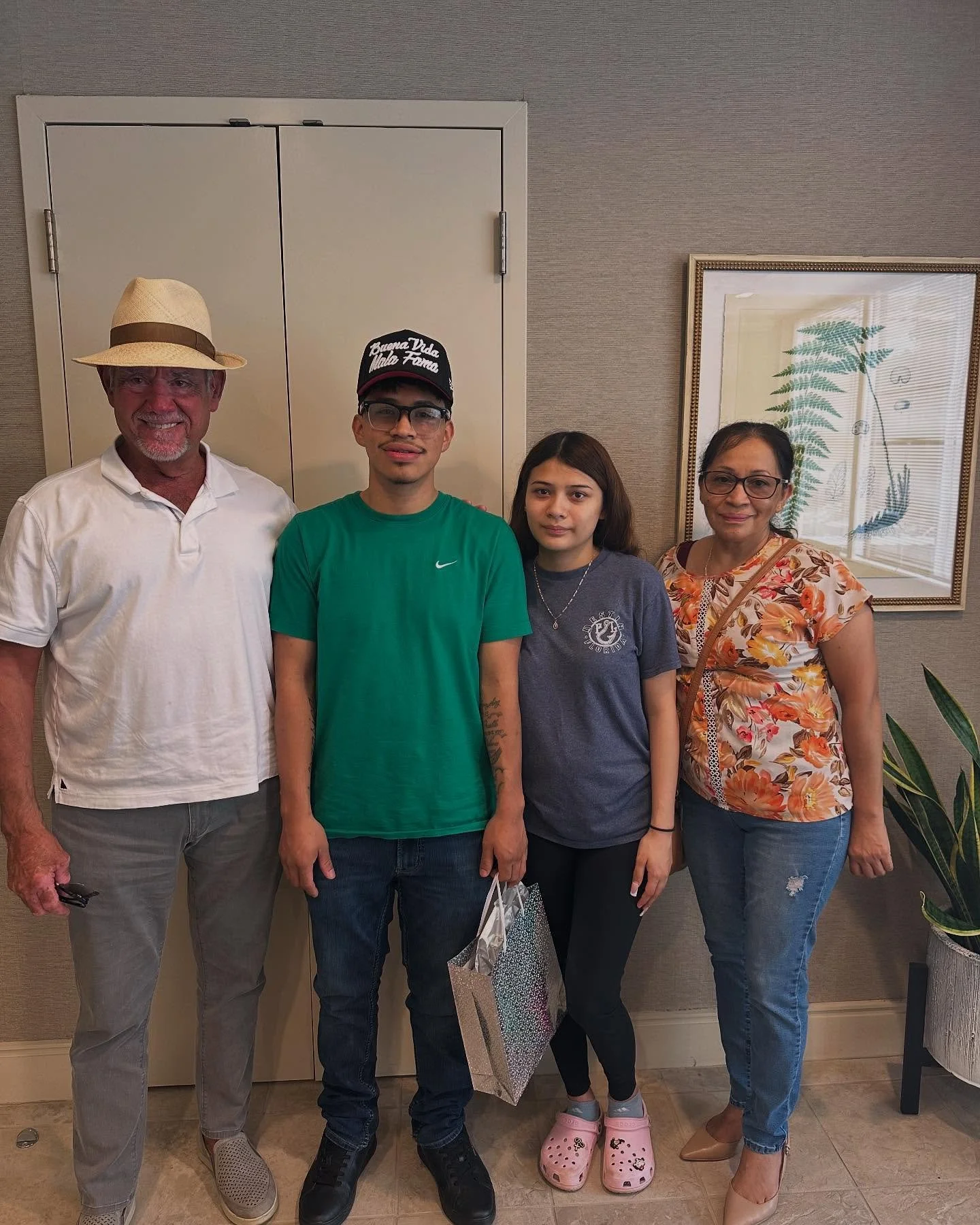 🎉 &iexcl;Celebramos otro cierre exitoso!
Pero este no es cualquier cierre&hellip; es uno que nos llena el coraz&oacute;n. 🏡❤️

Edwin no solo compr&oacute; una casa, &iexcl;le cumpli&oacute; el sue&ntilde;o a su mam&aacute; de tener un hogar propio!