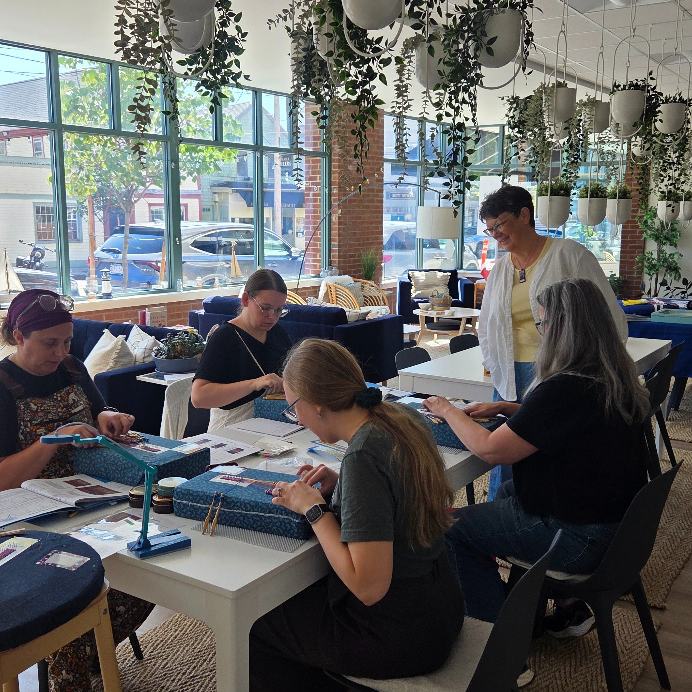 How wonderful was this space for learning #BobbinLace! In #IpswichMA! So much light. 

We were just a few houses down from where Mary Baker taught the children of Ipswich 200 years ago. We are now teaching new lacemakers right here. 

It was terrific