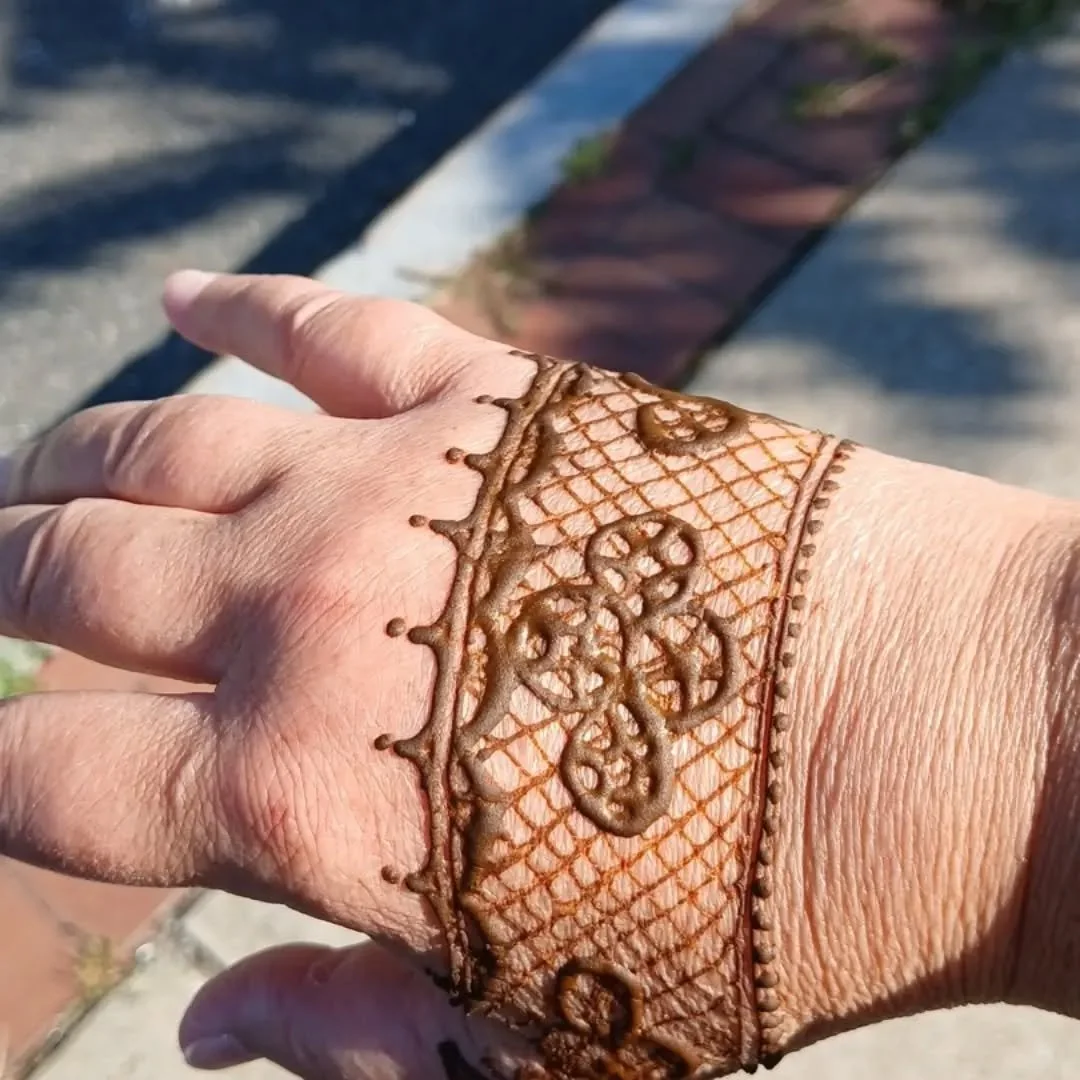 I got an #IpswichLace henna tattoo from the amazing Mandy  of @wickedgoodhenna ! 

Mandy was at the @ipswichpl today, and I happen to be giving my talk to @ipswich.artassociation tonight!

And then I went across the street to Mary Baker's house, wher