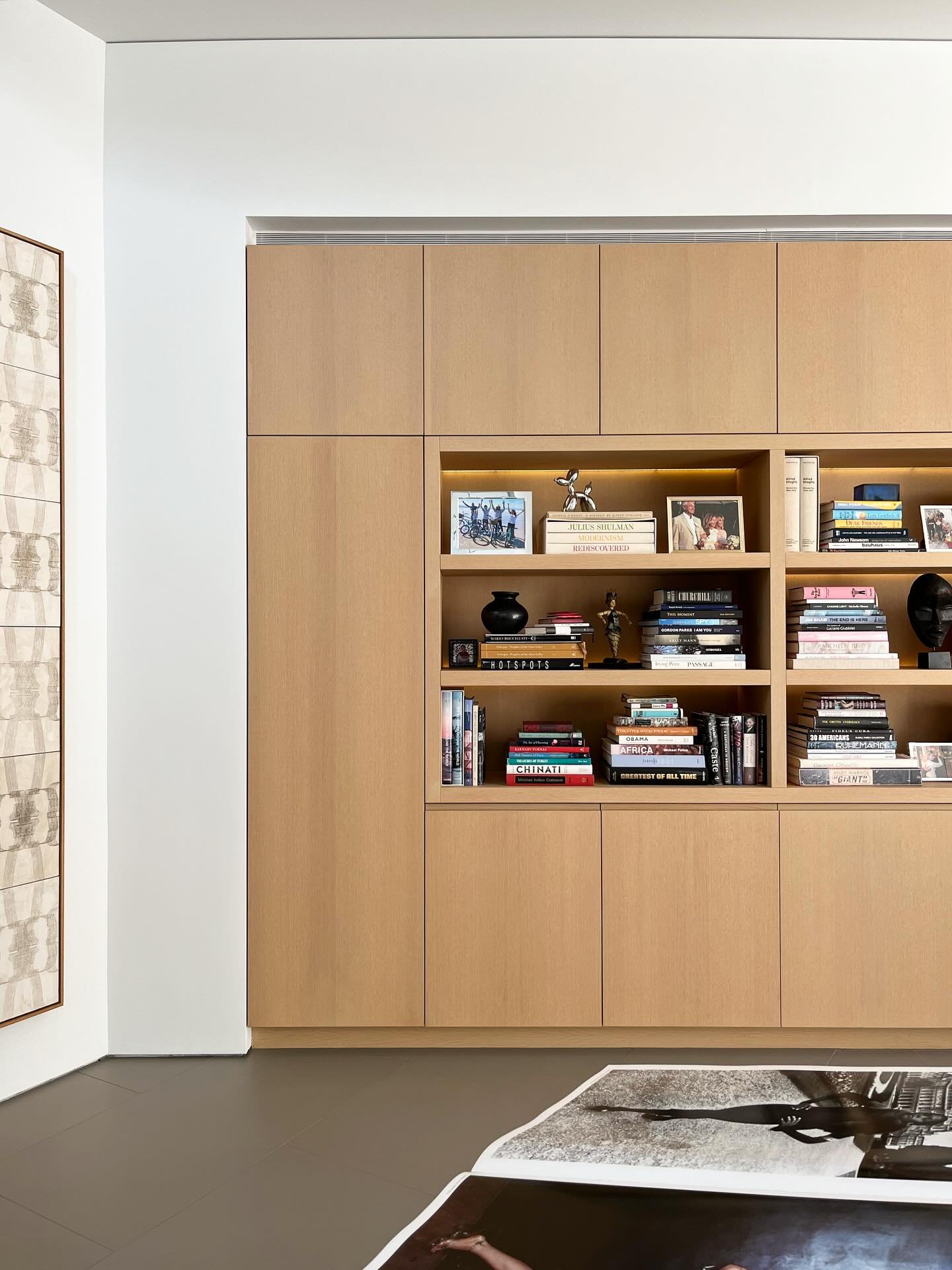 Ultra-sleek Rift Oak millwork with tight 1/8&rdquo; reveals, 1-1/2&rdquo; backlit shelves and integrated finger pulls✨ 

Swipe to see how this piece fits within the architectural vision from @xtenarchitecture
