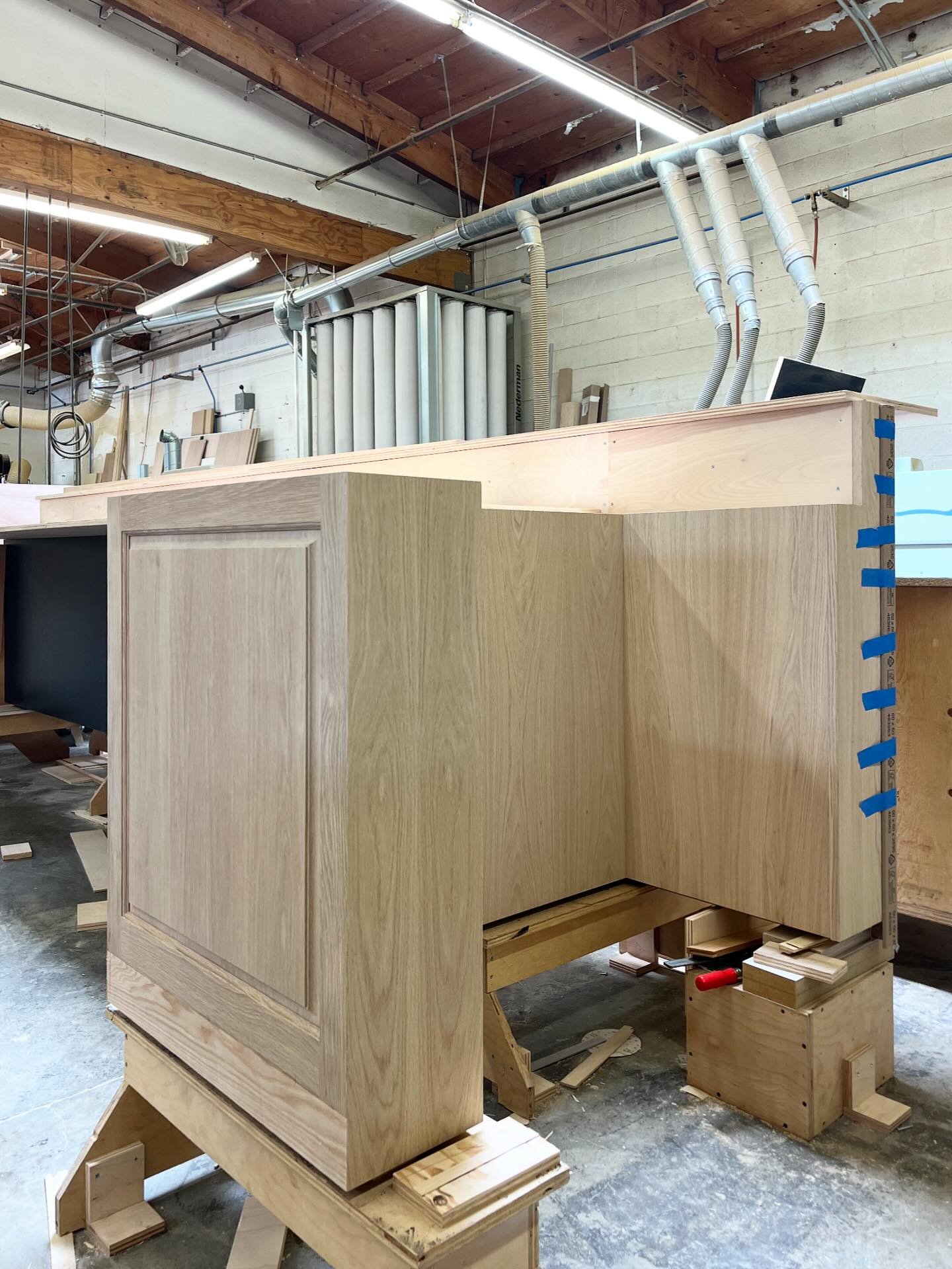 A Plain Sawn White Oak Speakeasy 🥃 Bar for our commercial client DTLA📍with solid Oak raised panels and a sturdy plywood x steel substructure!

Ready for knock-down and a dark stained finish 🎨