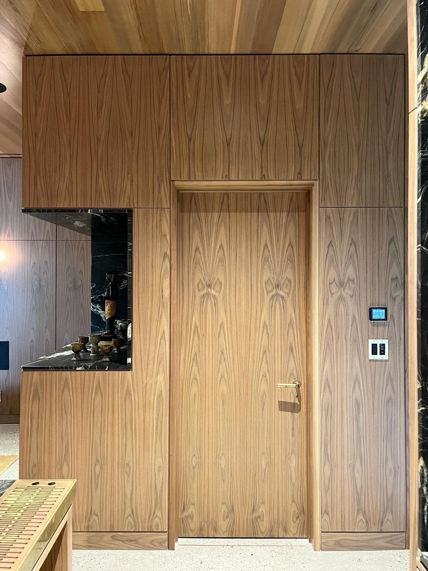 📖Book &amp; sequenced-matched Plain Sawn Walnut Theater 🎥🎞️ Powder door &amp; wall paneling with 3/8&rdquo; reveals! 

Swipe for a closer look 👀