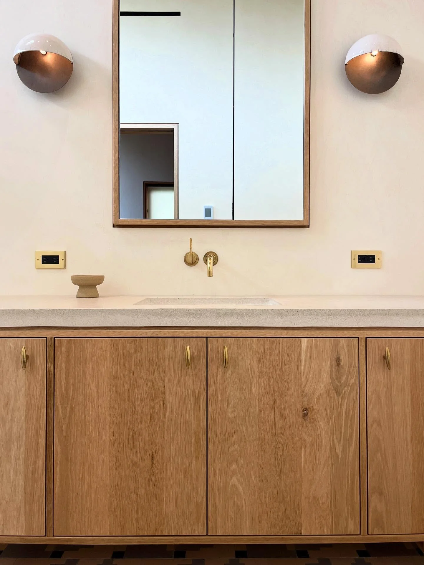 Rustic White Oak Vanity and semi-recessed medicine 💊 cabinet with a 3/4&rdquo; wood frame and inset + touch open mirrored door designed by @amldesignstudio ✨ 

Swipe for a closer 👀