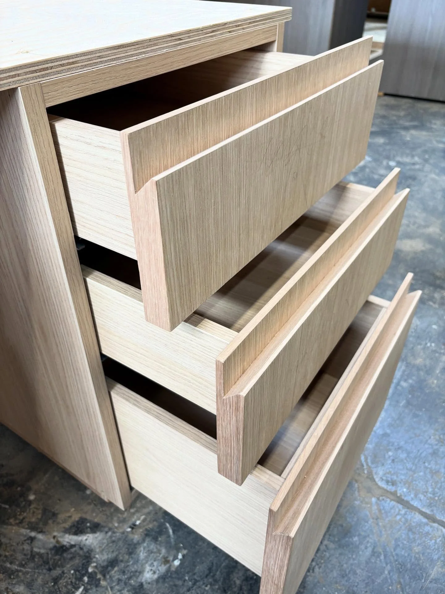 Integrated 1/4&rdquo; back rail on our 1&rdquo; thick Rift White Oak drawer front finger pulls for a make-up vanity!🪞✨ 

Saving significant edgebanding work with our @festool CONTURO 🙌🏼