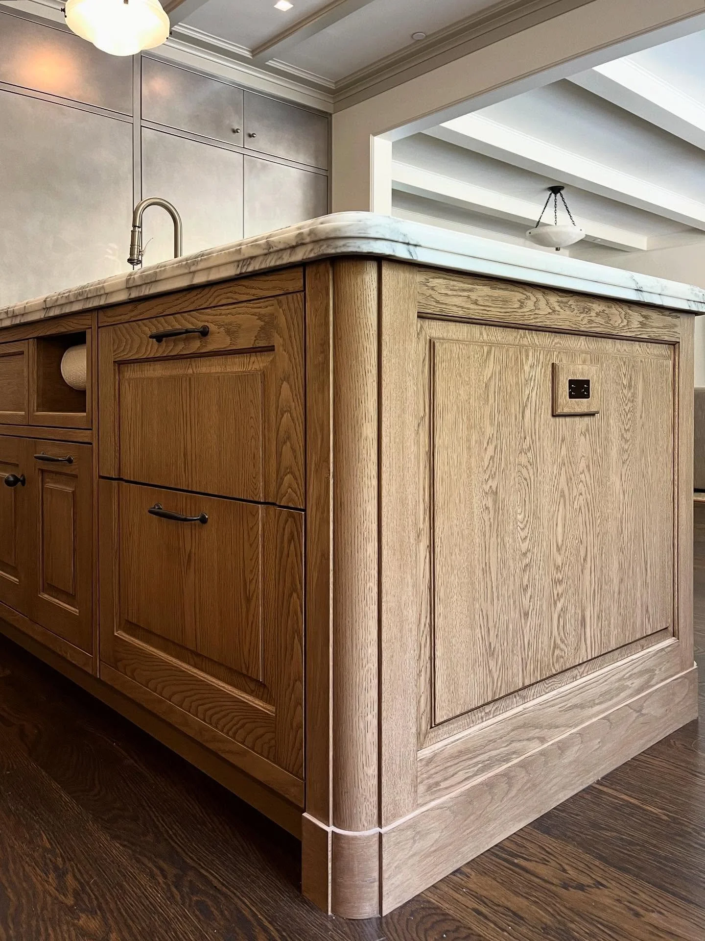 Wonderful step details around our flat-stained Plain Sawn White Oak Island with solid raised panels and radius corners 💫 

Designed by @leascheinstudio ✨