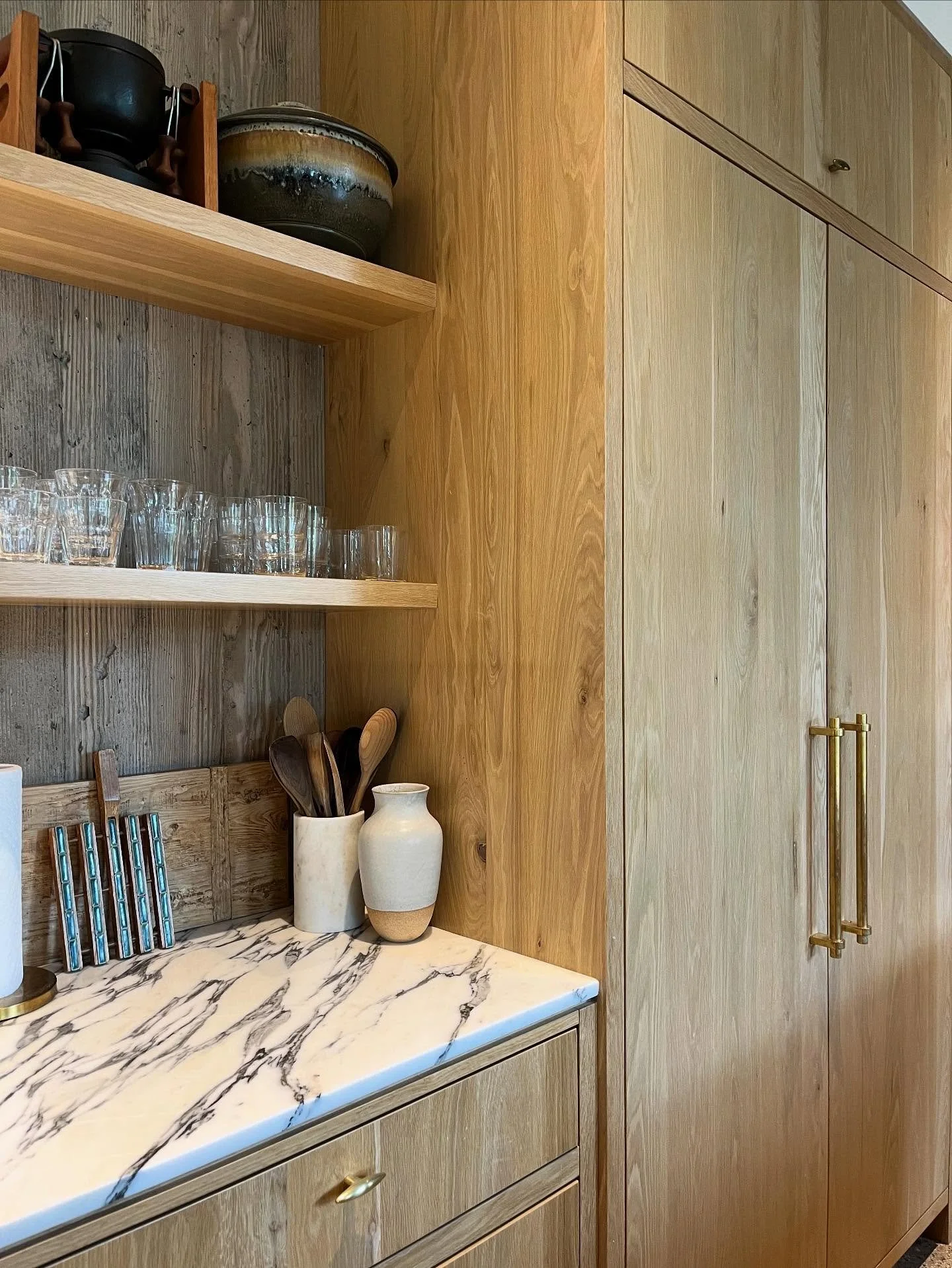 Flush-inset Rustic White Oak Millwork details meet board-form concrete from our Kitchen project we developed for @amldesignstudio ✨ 

All end/side panels were scribed to the textured concrete walls! ✏️ 📐 

More images of these wood x concrete detail