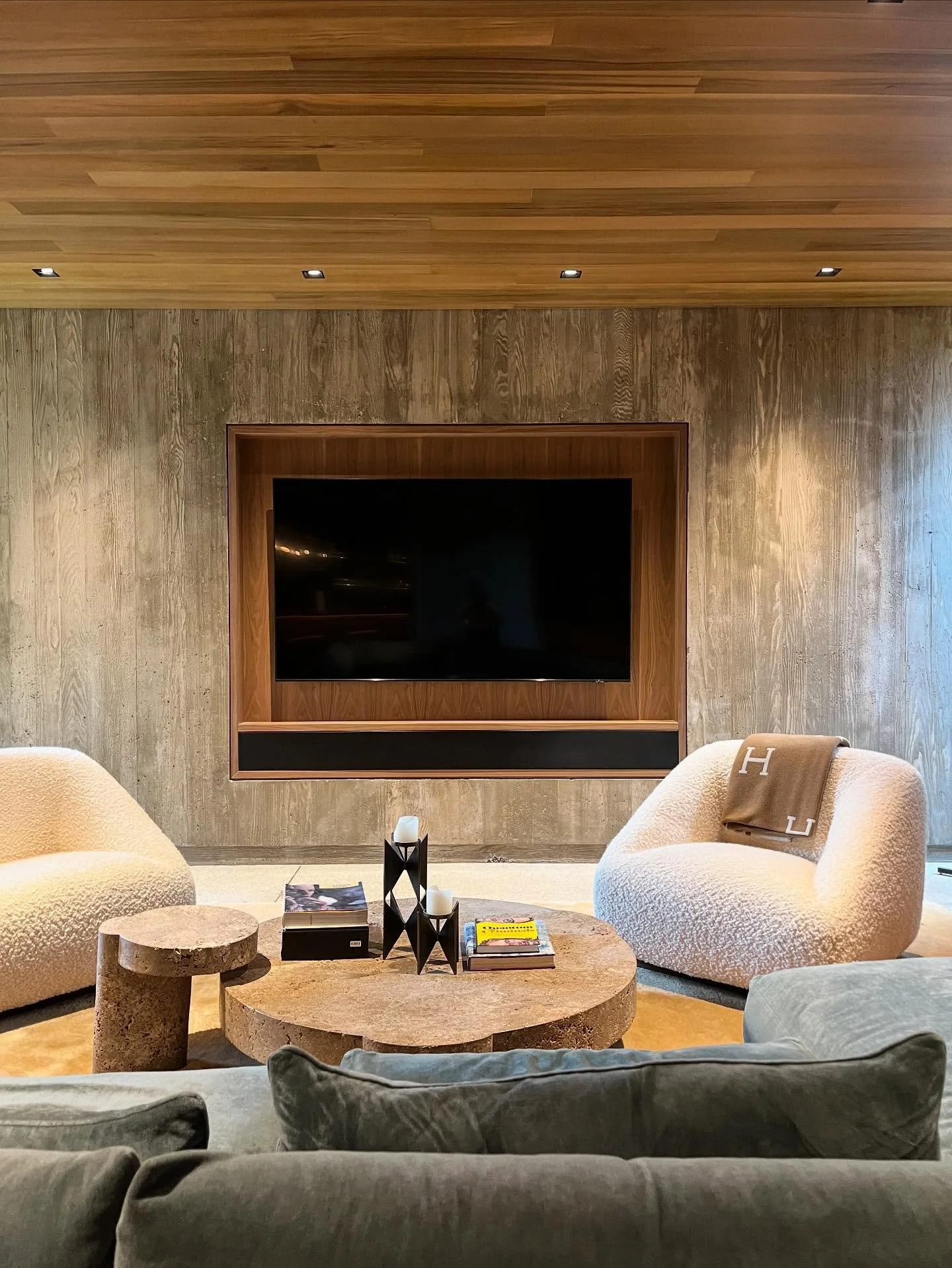 Plain Sawn Walnut 📺🍿 entertainment system recessed into a board-form concrete wall with 1-1/2&rdquo; components and mitered corners!

Swipe for a walk-through this fantastic home theater space 👉🏼