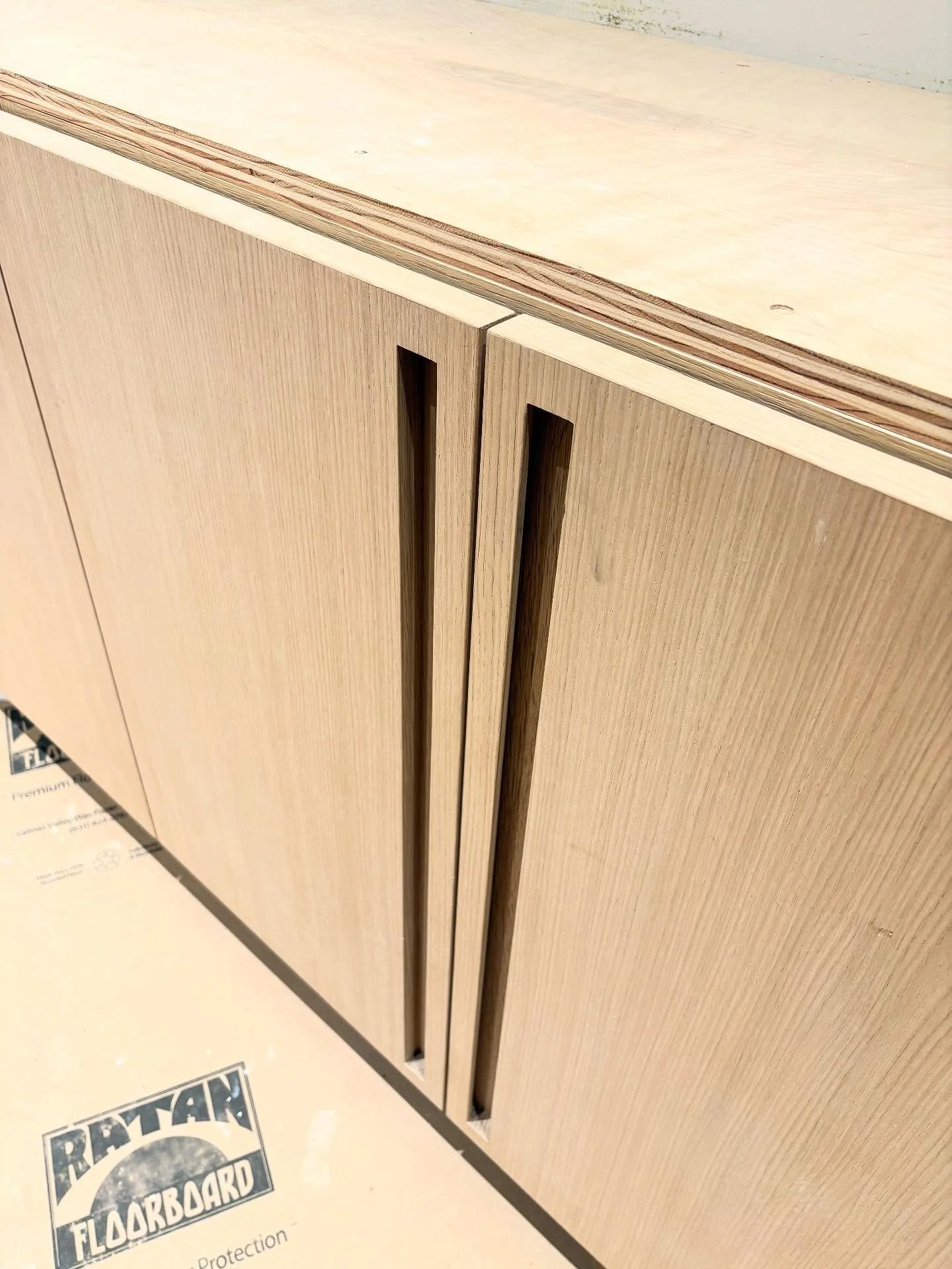 Fantastic integrated finger pull design on our run of 1&rdquo; thick Rift White Oak doors ✨ 

Many steps involved to inlay the solid Oak and route out this angled pull into these panels!

Stayed tuned for what&rsquo;s behind these Working Pantry door