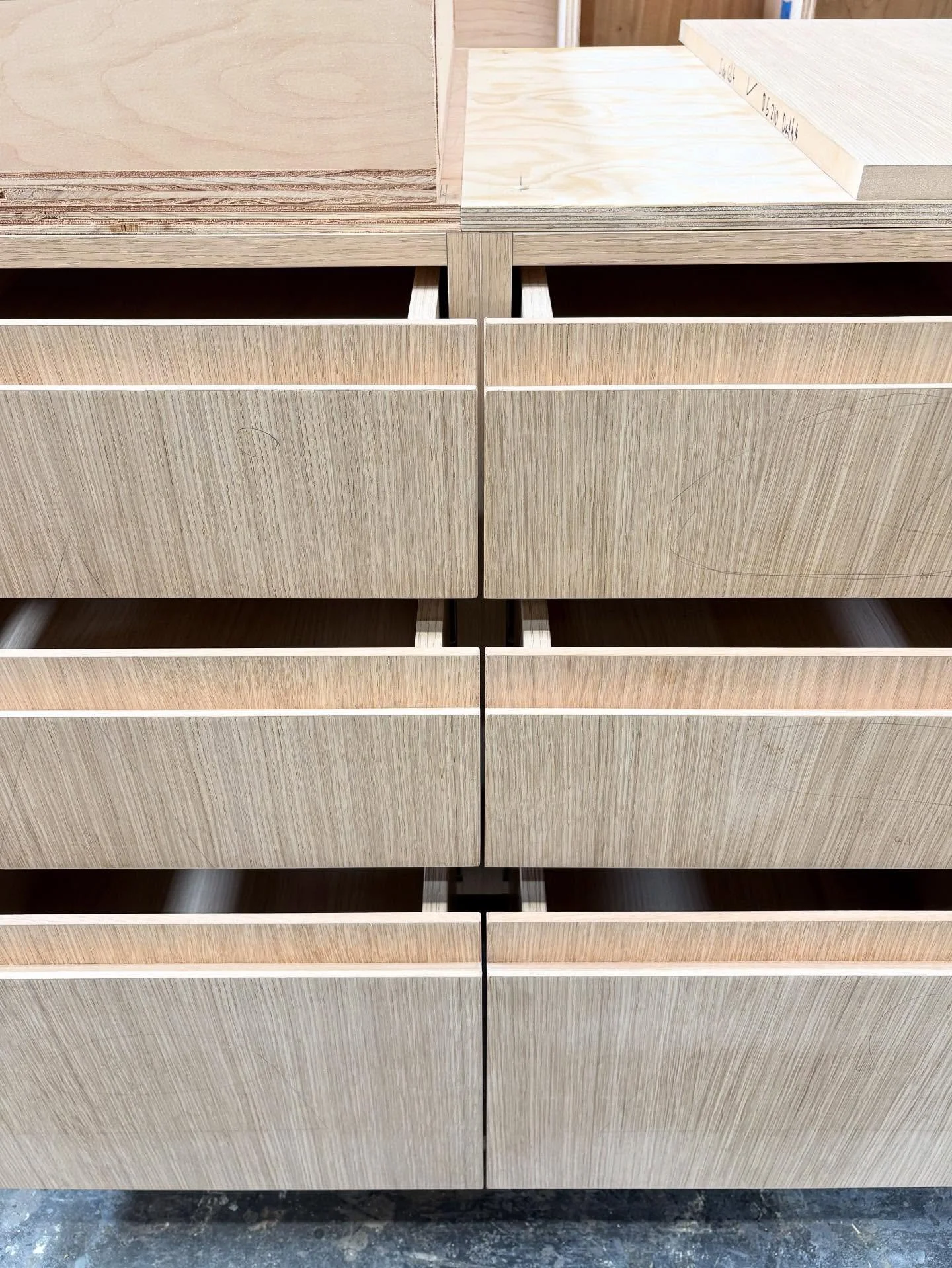 Integrated fingers pulls continued for our make-up desk vanity with a 1/4&rdquo; back rail applied to our 3/4&rdquo; Rift White Oak drawer fronts!

The post-glue-up edge banding on these fronts make these really shine ✨