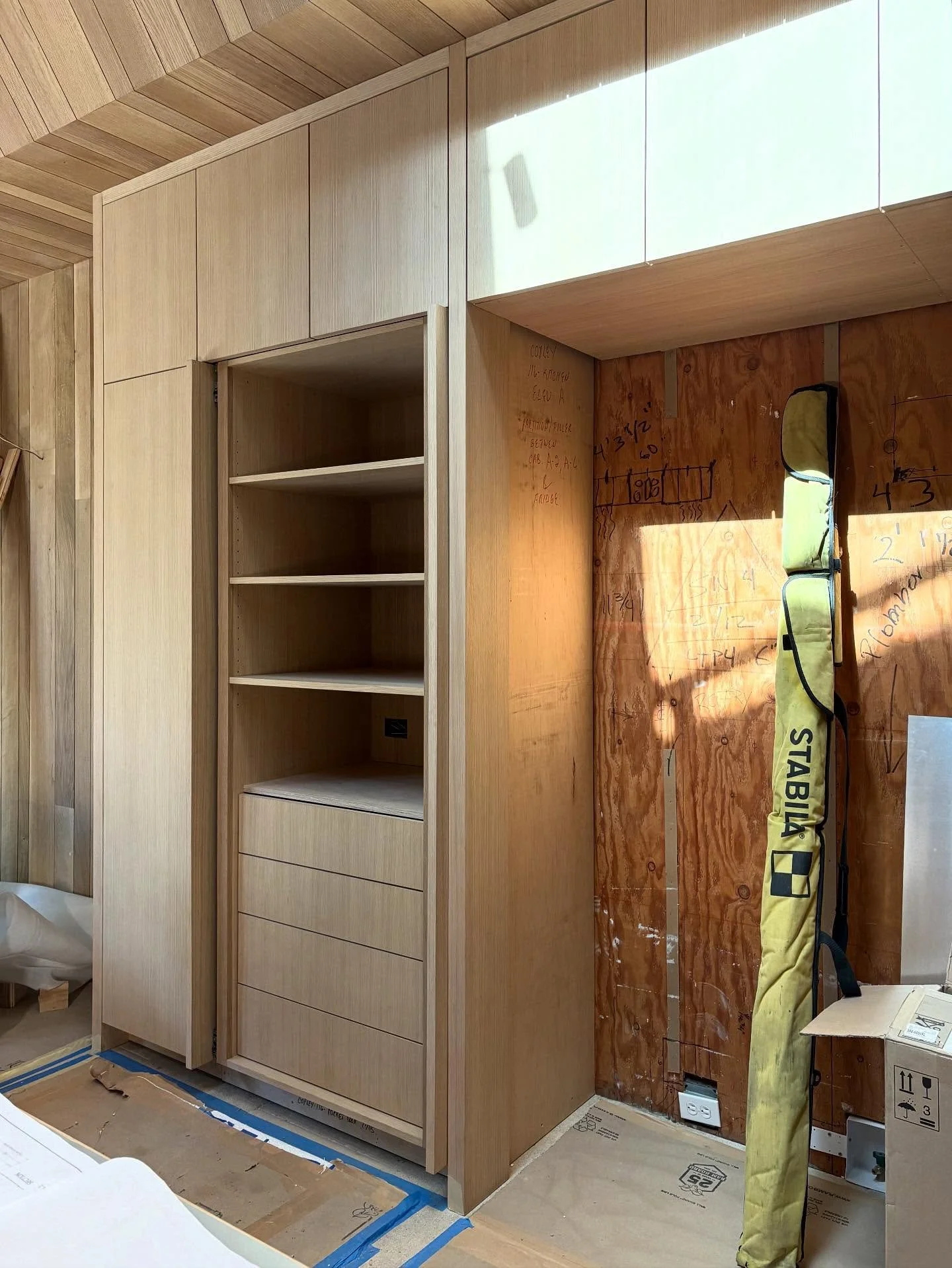 ☀️ Morning light greeting our Rift Oak Kitchen elevation with 1&rdquo; thick pocketing doors on the #REVEGO system by @blum_usa ✨ 

Stay tuned for more from this fantastic Kitchen project 🔜