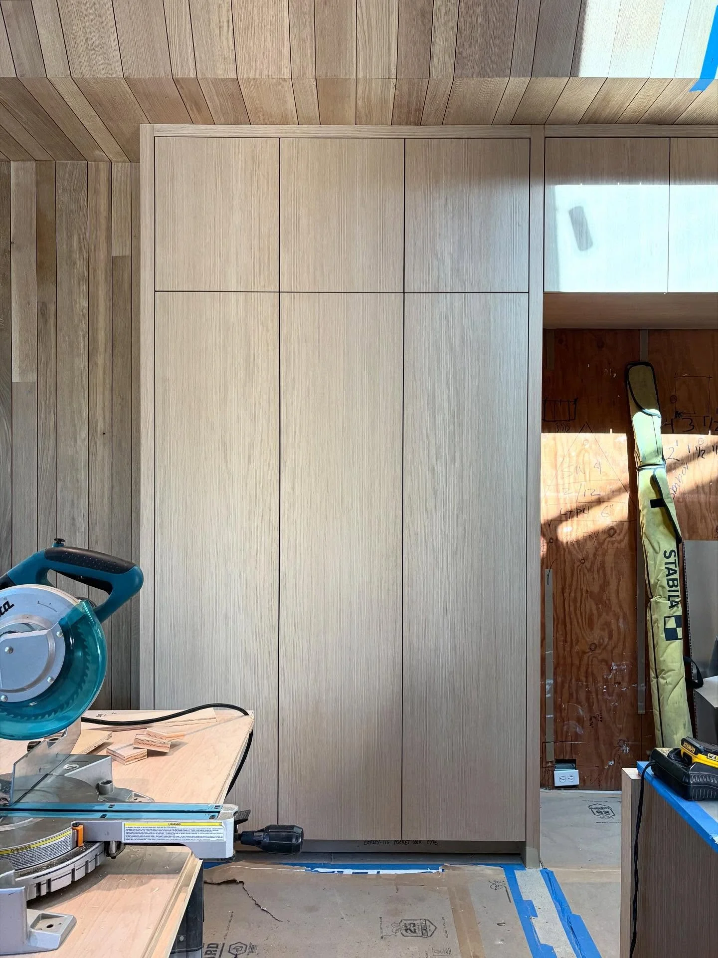 1&rdquo; Rift White Oak pocketing doors on the @blum_usa #REVEGO system with Oak interiors and 3/4&rdquo; grain-matched drawer fronts✨ 

Swipe to see how these doors operate🚪⏩️
