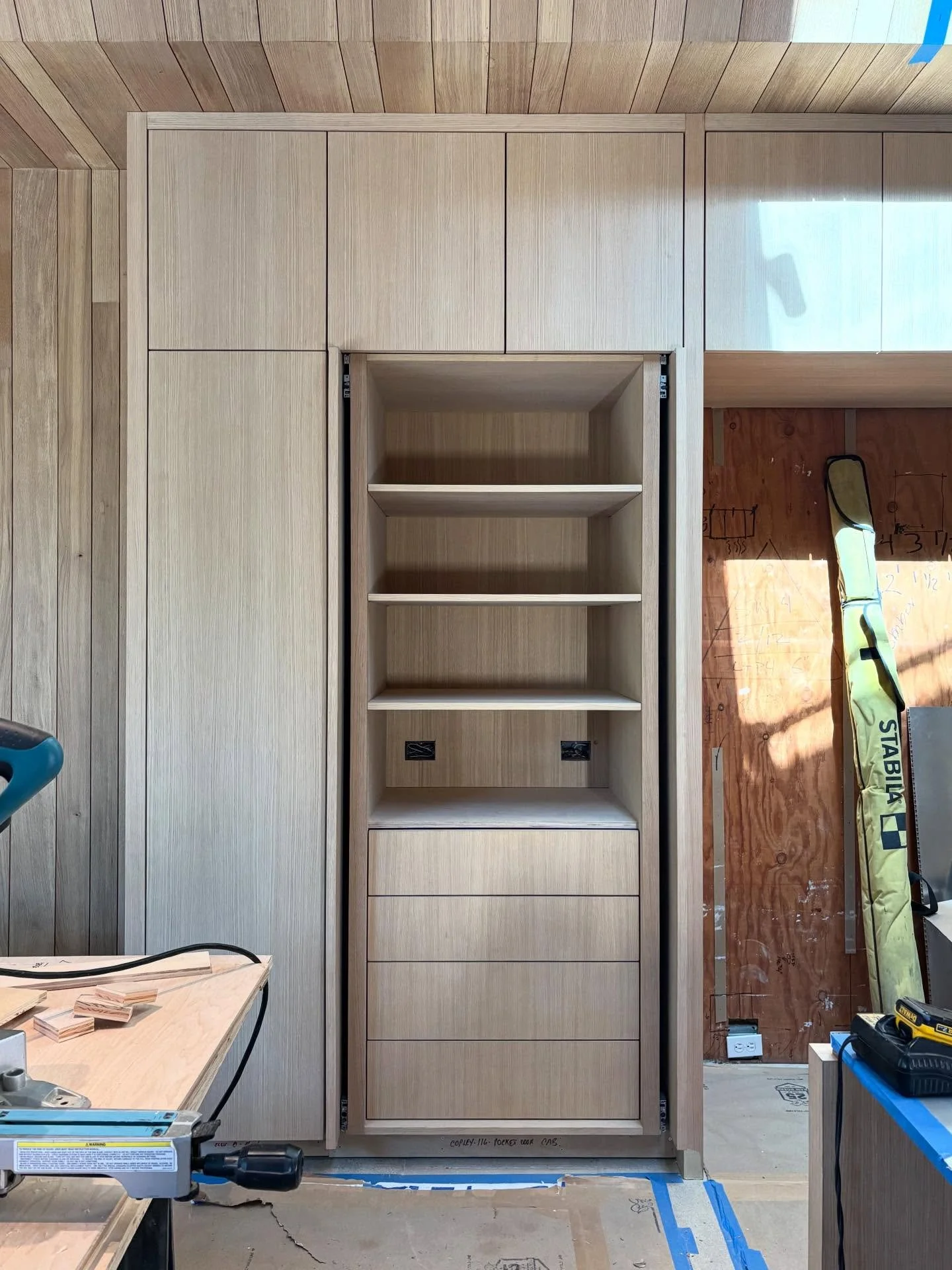 1&rdquo; thick Rift Oak @blum_usa #REVEGO pocketing door system with Rift Oak drawer fronts on @eggernorthamerica Vicenza Oak boxes is installed and ready for stone🙌🏼 ⛰️ 

Swipe to see how this sytem functions 👉🏼