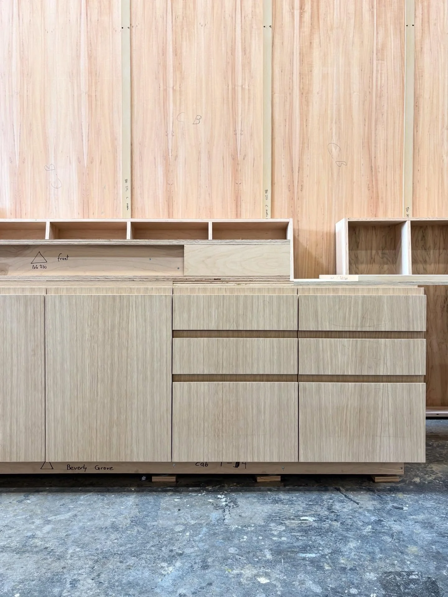 Rift White Oak Vanity ✨ with beveled fingers pulls and  @hafeleamerica Cargo unit!

We&rsquo;ve prepared this unit with a large plywood substructure for an integrated stone sink 🏔️🚿💦