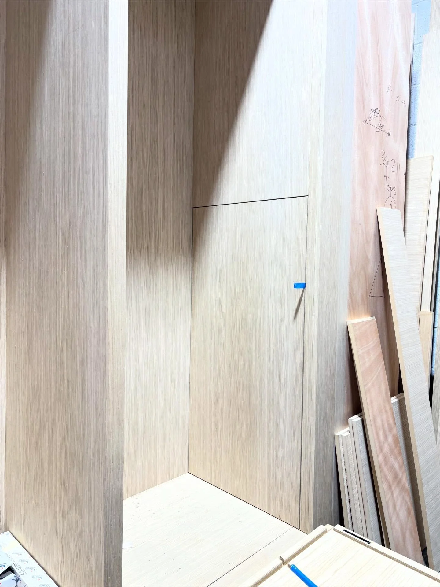 Hidden corner access✨in our Rift White Oak closet 🧥🧣👒 on a @blum_usa TOP-ON system 

Swipe for operation 👉🏼