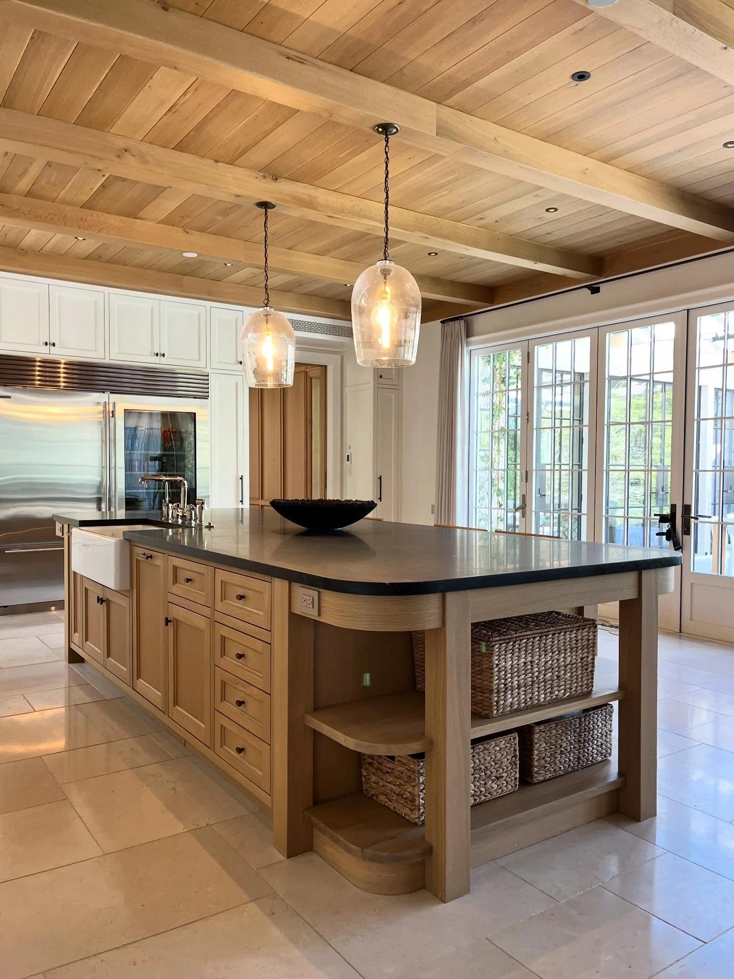 Rift White Oak Island study for our recently completed project with @m.elle.design &amp; @orendothan 🙌🏼 ✨ 

Swipe to have a walk-around this Kitchen center piece with a beautiful radius apron detail, solid Oak shelves to match, Storm ⛈️ Grey interi