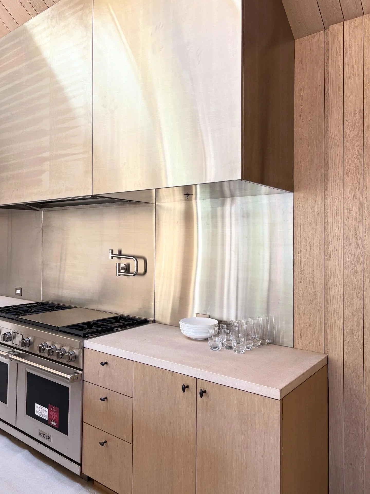 Incredible Kitchen cooktop elevation with a 13&rsquo;6&rdquo; Hood element and flush backsplash clad in 16 gauge stainless steel! 🙌🏼 

This project required a lot of coordination with the finish carpentry team to dial in these crucial alignments to