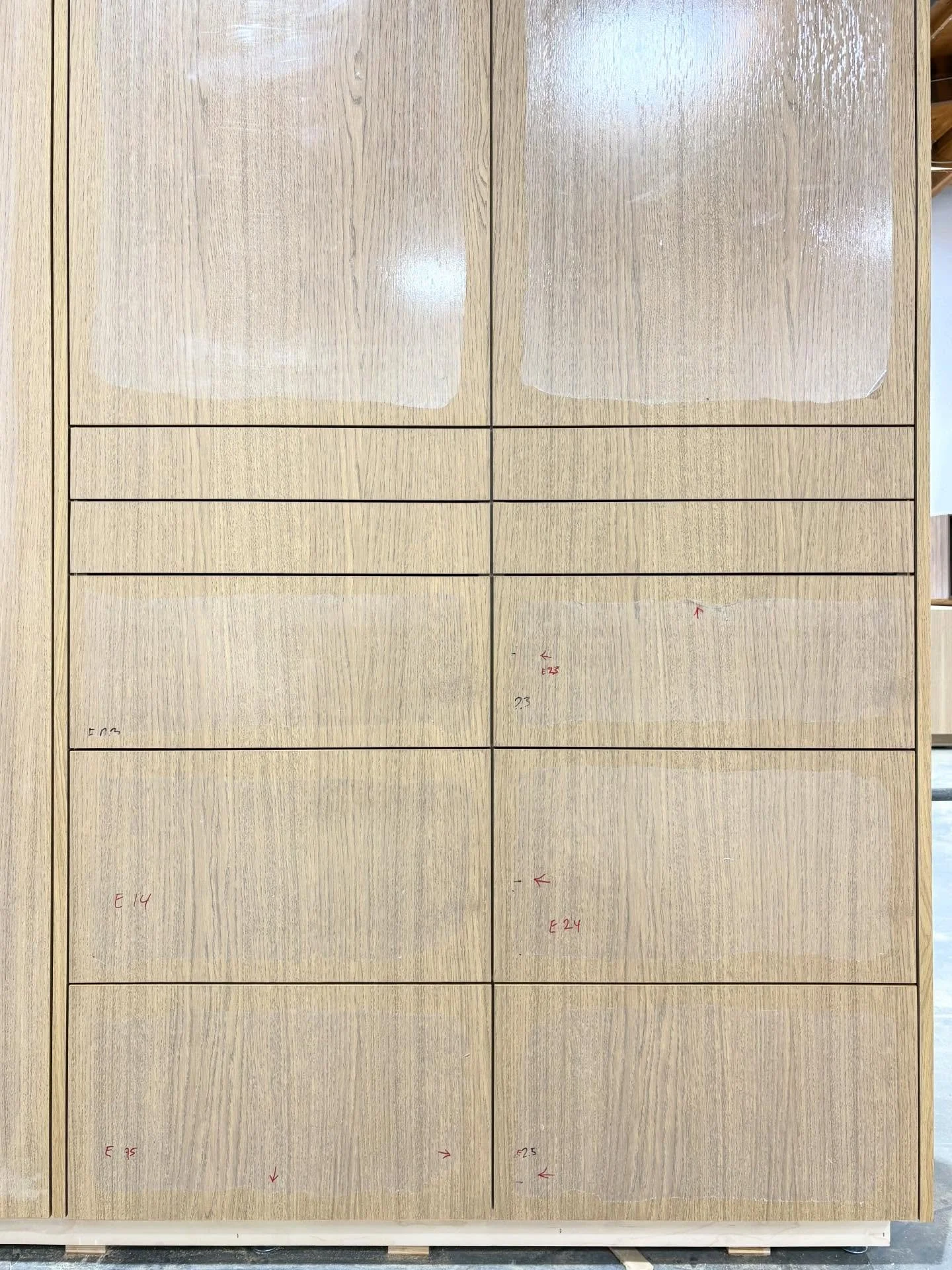 Grain continuity on our SHINNOKI Sahara Oak 🌲 Closet complemented by Almond colored interiors + drawers 💫 

1 of 2 great closets staged here in the studio designed by our client!

🔜🏠🚐💨