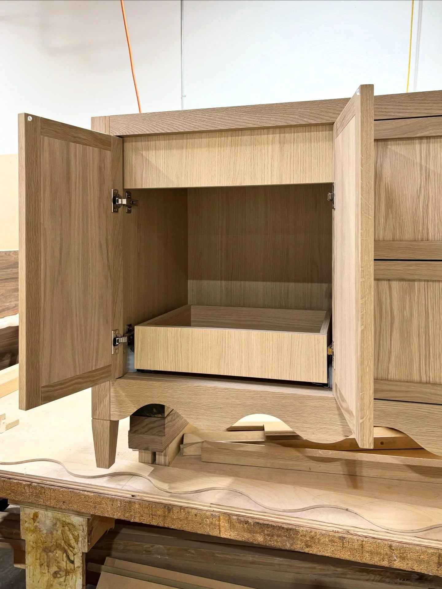 White Oak double sink bathroom vanity with maximized drawer &amp; pull-out storage 🙌🏼✨ 

Swipe for operations 👉🏼