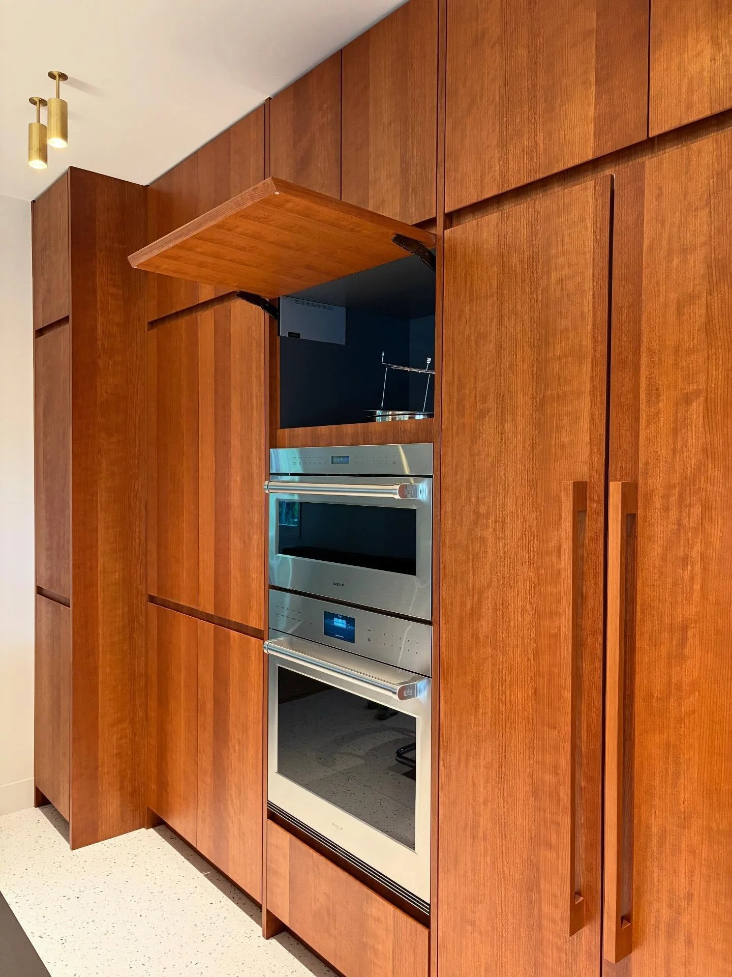 Gorgeous Qtr Sawn Cherry 🍒 Kitchen with 1&rdquo; integrated beveled finger pulls and @rubiomonocoatusa finish designed by @laurenjfeiner ✨