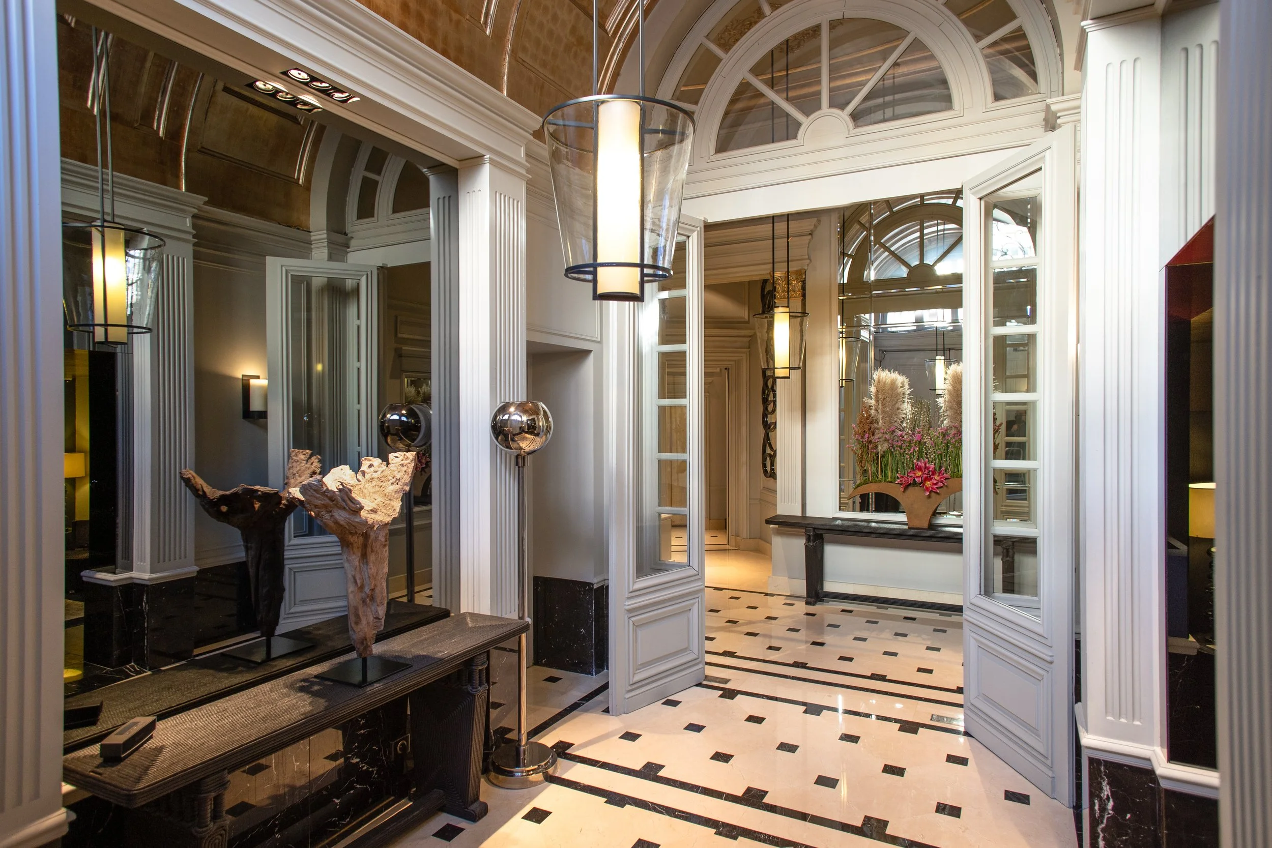 THE ART OF DISCREET LIVING