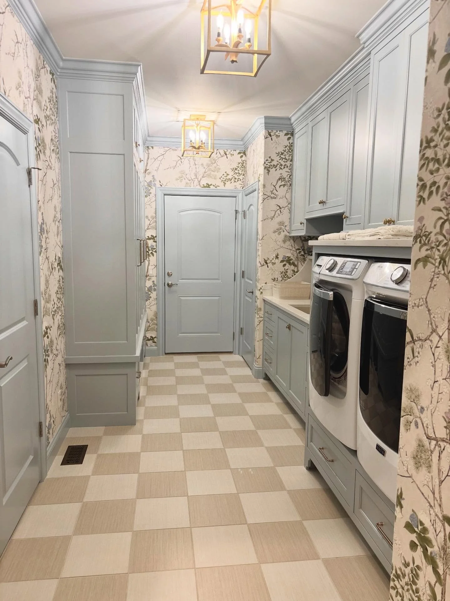 Proof that even the practical spaces deserve good design! Who wouldn&rsquo;t want to fold laundry in here🩵