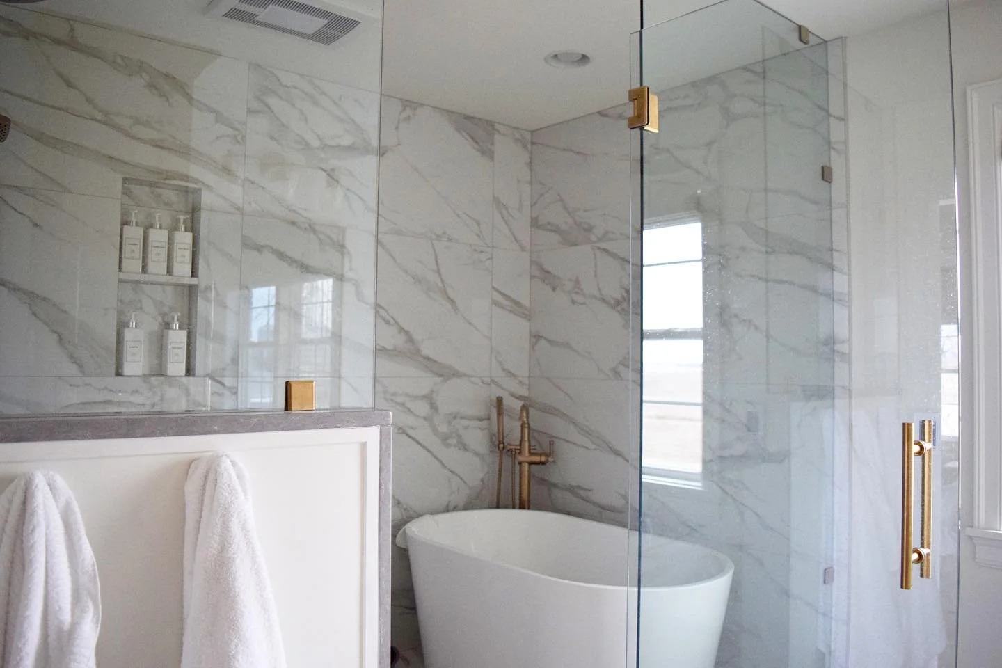 Wet Rooms🫧 Have you heard the term? Essentially we&rsquo;re putting your bath and shower in one large tile and glass surround. They are perfect for people who want a large shower, but they&rsquo;re running out of space in their plan, frequent bath t