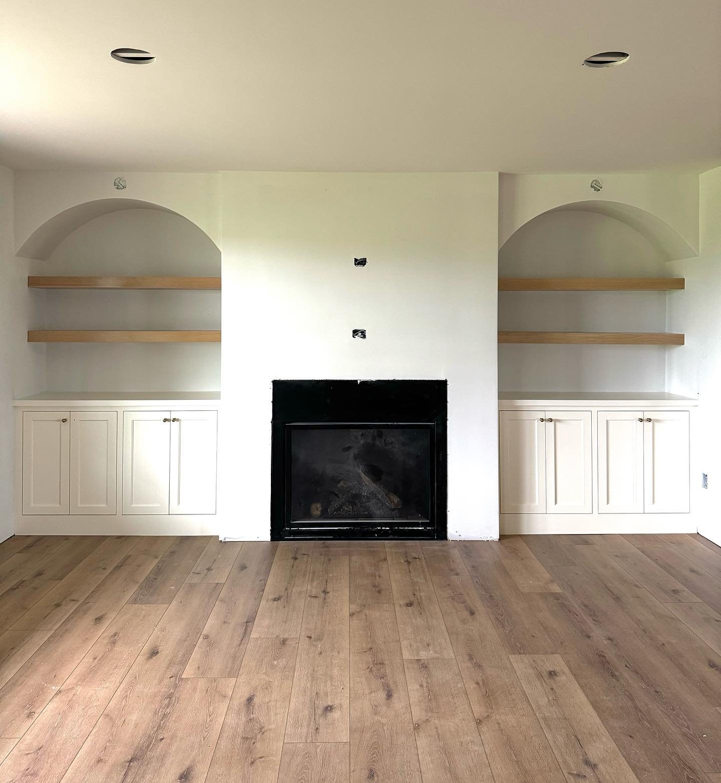 ~Beauty in Progress~
When we look at a beautifully curated picture, it&rsquo;s easy for us to overlook the decisions that helped create the perfect design that it is. From cabinet colors, layout, and pulls to countertops, tile, the edge style and mor