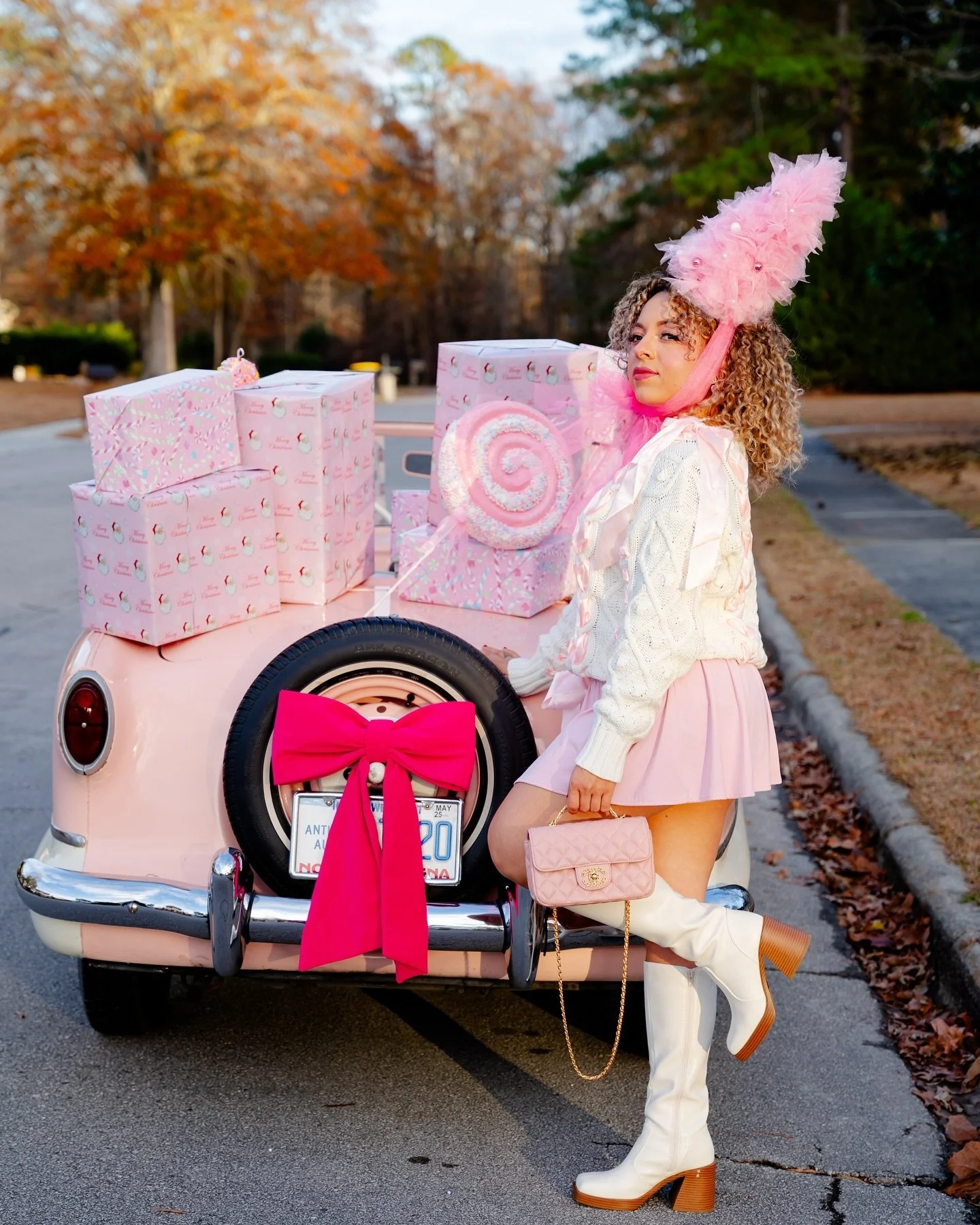 Merry Christmas from kitty 🎀 
.
📸 @seastheday.events 
👩🏻&zwj;🎨 @rad.artistry.mu 
🚗 @daretodream_gypsy 
Model @daretodreambykitty 
Hair @creativehairbylexis 
Purse @trendy_boutiquebykat 
.
.

#pinkmas #pinkmasklovers #pinkchristmas #pinkcar #jac