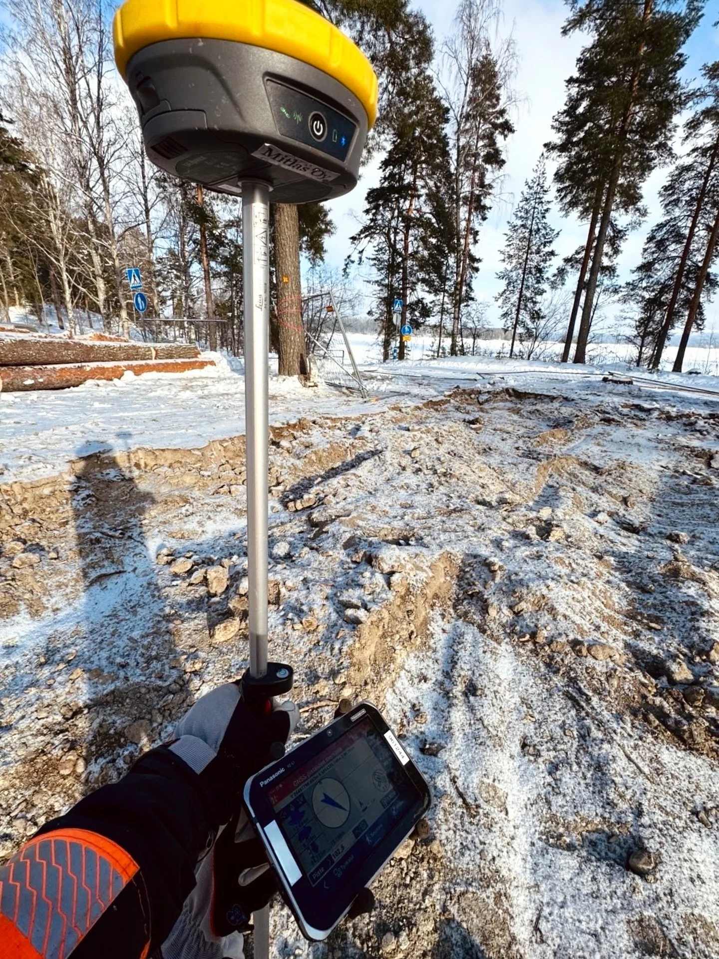 Viikko k&auml;yntiin ja mill&auml; muulla sen paremmin aloittaisi kuin nurkkamerkkien merkkaamisella!📐

On muuten ihan eri fiilis tehd&auml; pihalla t&ouml;it&auml;, kun kev&auml;t tekee kovaa vauhtia tuloaan. Valon m&auml;&auml;r&auml; on lis&auml;