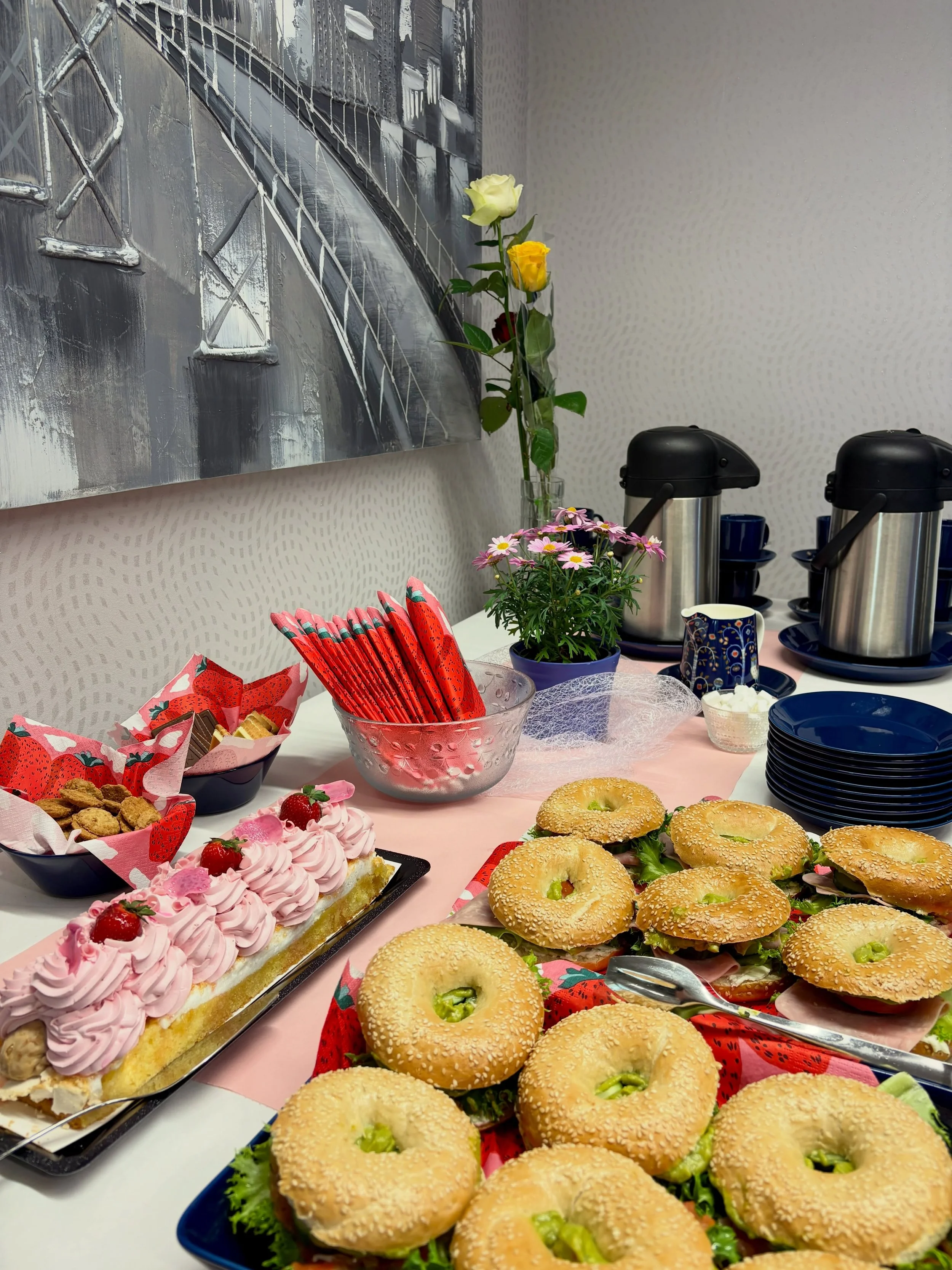 Viime viikolla koko tiimimme kokoontui toimistolle kes&auml;isten kahvien merkeiss&auml;!☀️☕

Ennen lomakauden alkua oli mukava vaihtaa kuulumisia, jakaa ajankohtaisia asioita ja viett&auml;&auml; hetki yhdess&auml; tiimin kesken. Eik&auml; kukaan ti