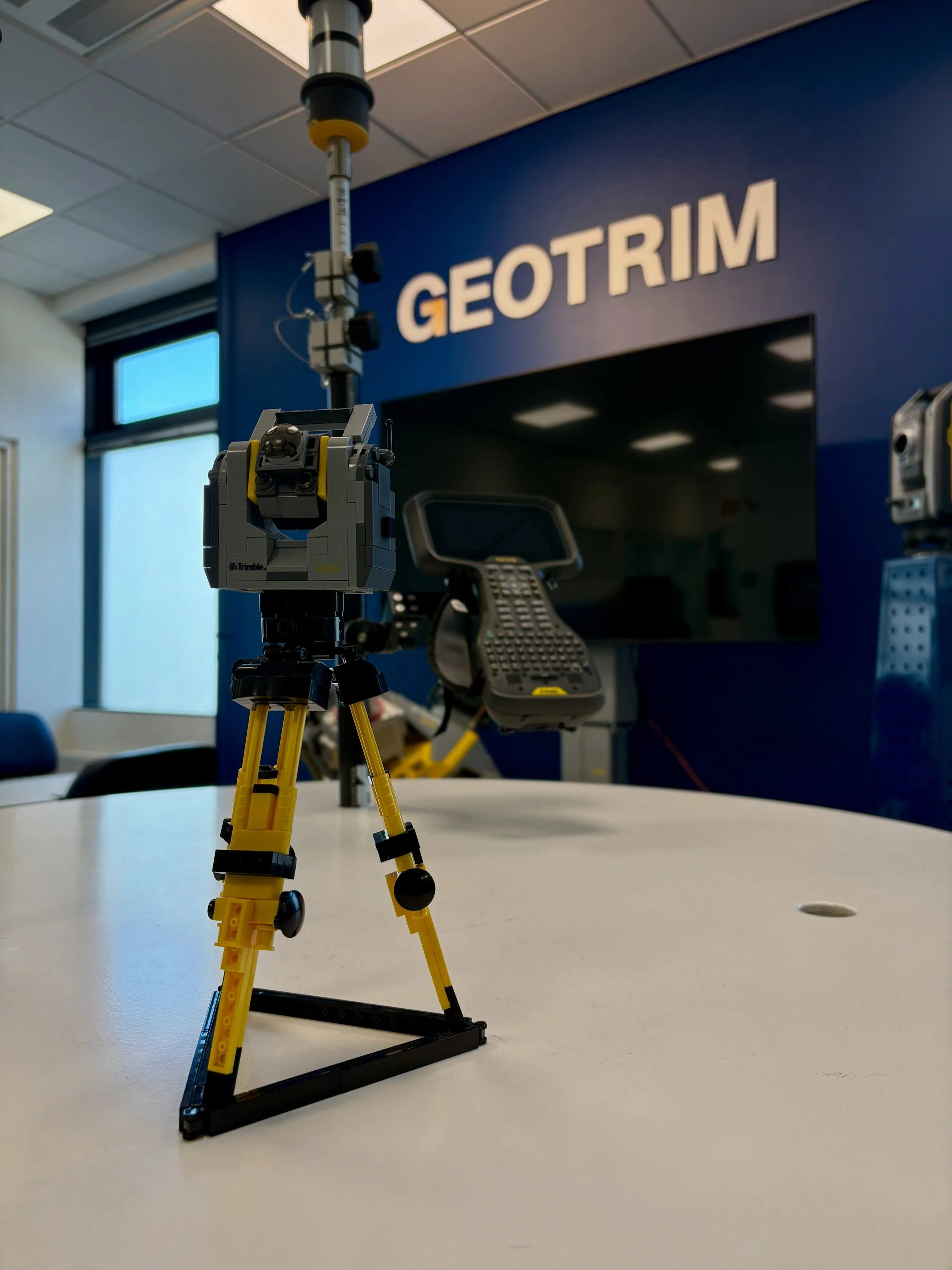 Kyll&auml;p&auml; on mukavaa tehd&auml; yhteisty&ouml;t&auml; hyvien tyyppien kanssa!🤩

K&auml;vimme hakemassa uutta mittauskalustoa Geotrim-myym&auml;l&auml;st&auml; Vantaalta. Geotrim on Trimblen maahantuoja sek&auml; valtuutettu j&auml;lleenmyyj&