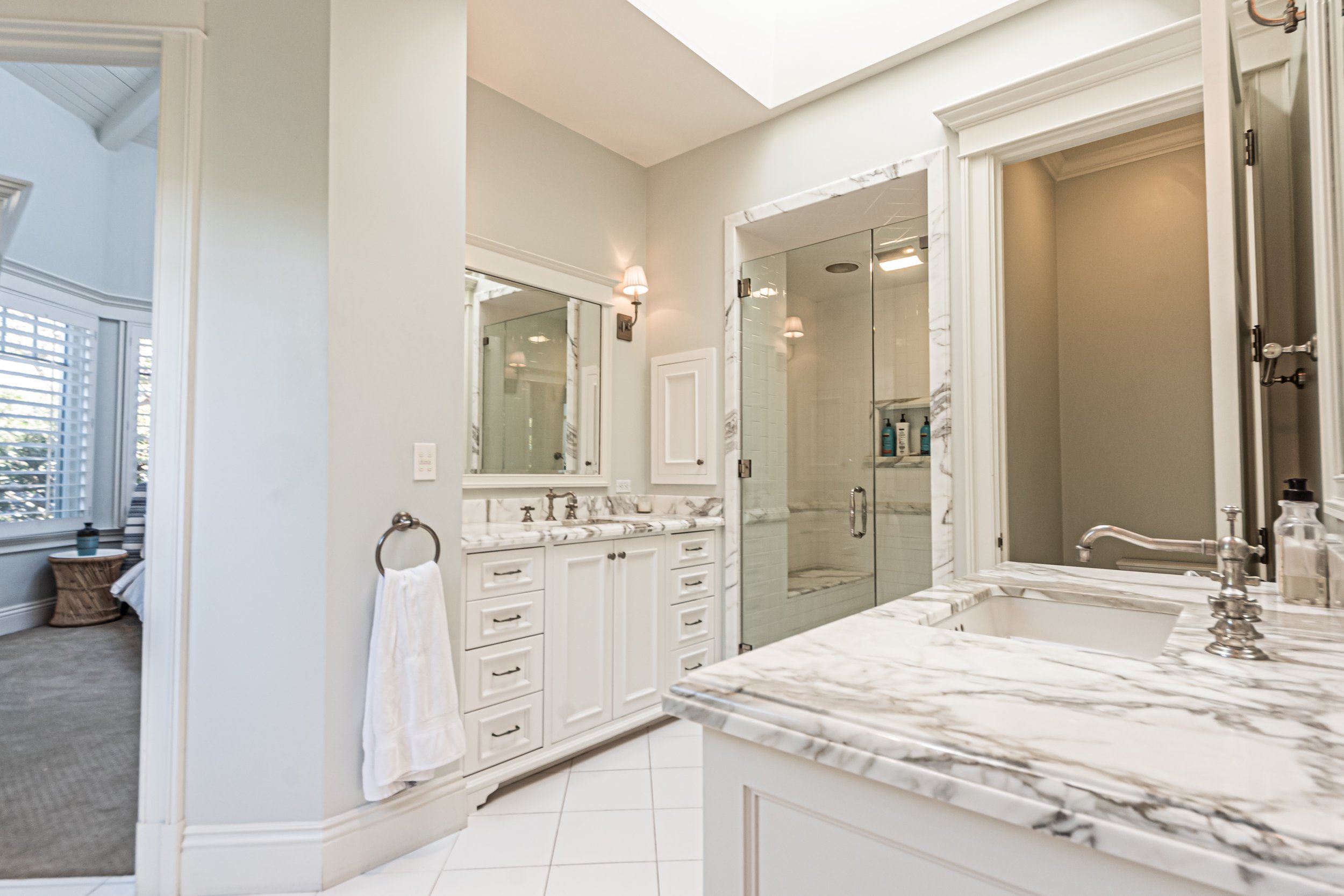 upper primary bath.jpg