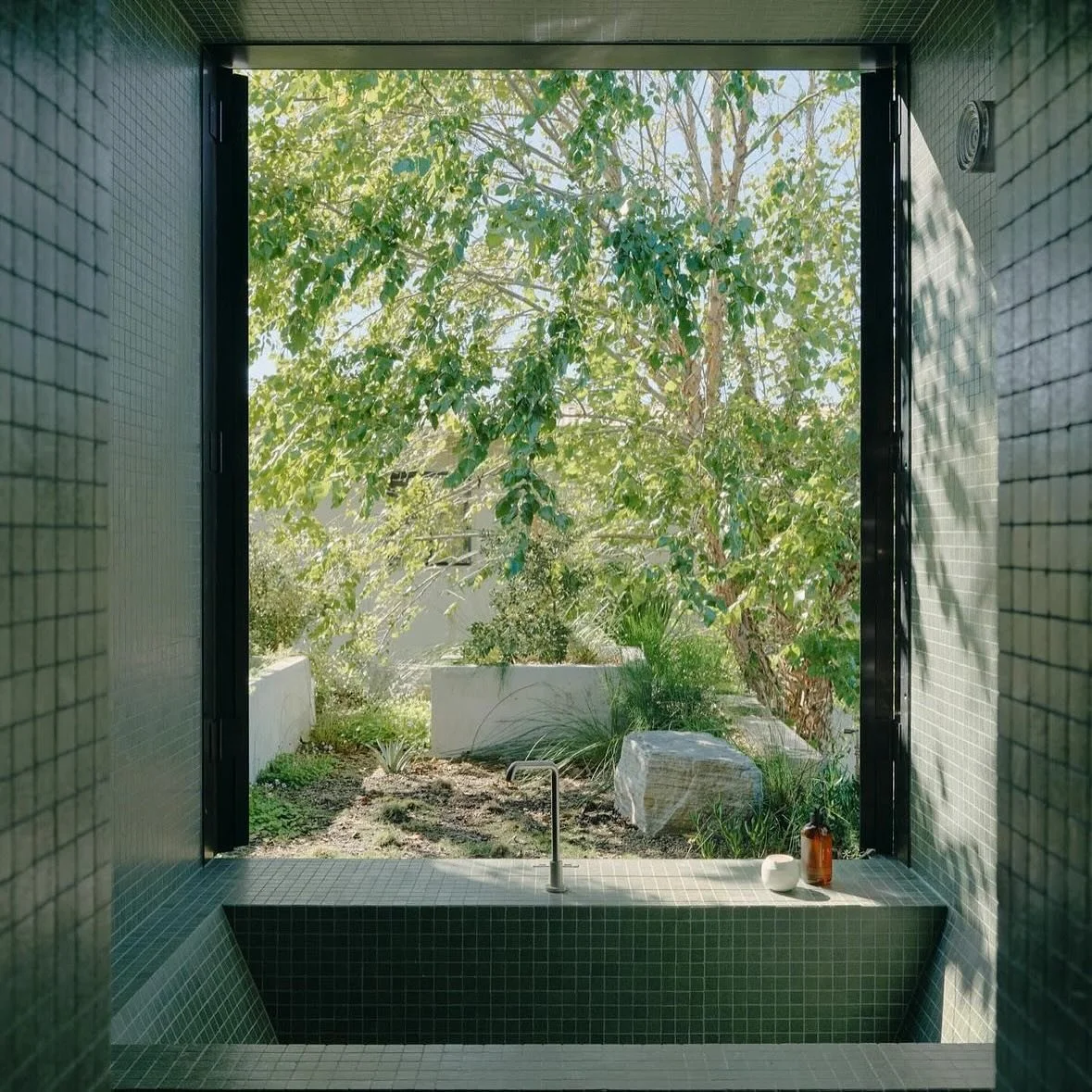 Bathtubs don&rsquo;t get much better. Rooftop gardens pretty great too. Garden design by @cooke_land_arc Build by @moradabuild @frasermudge