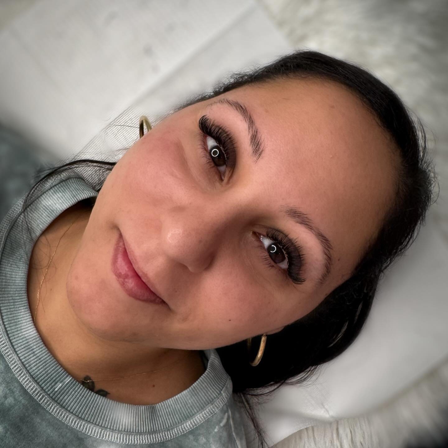 Get right this new year with fresh lash extensions 💫

Click the booking 🔗 in our bio to grab your appointment!

Openings available tomorrow &amp; next week🫶🏼 Happy Booking!✨